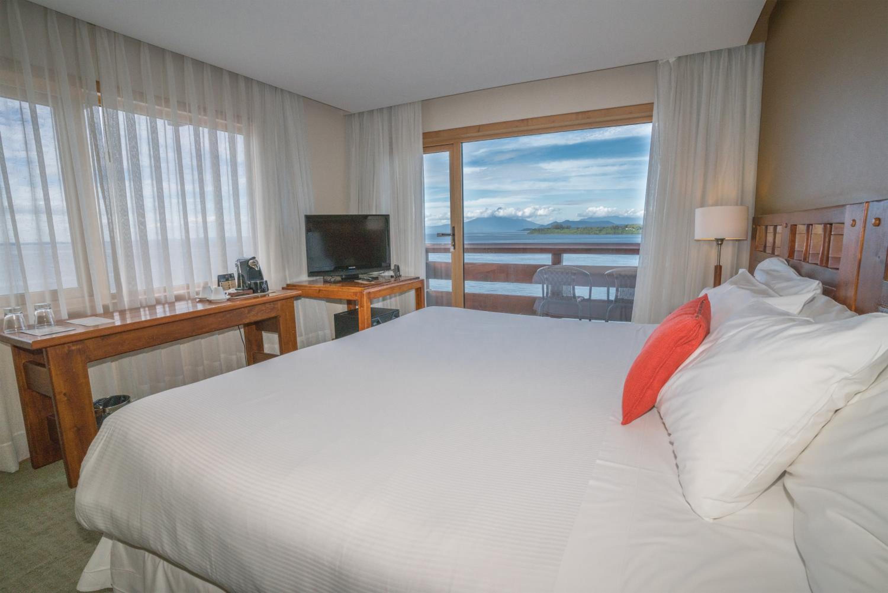 Junior King Suite - Non-Smoking - Photo 3