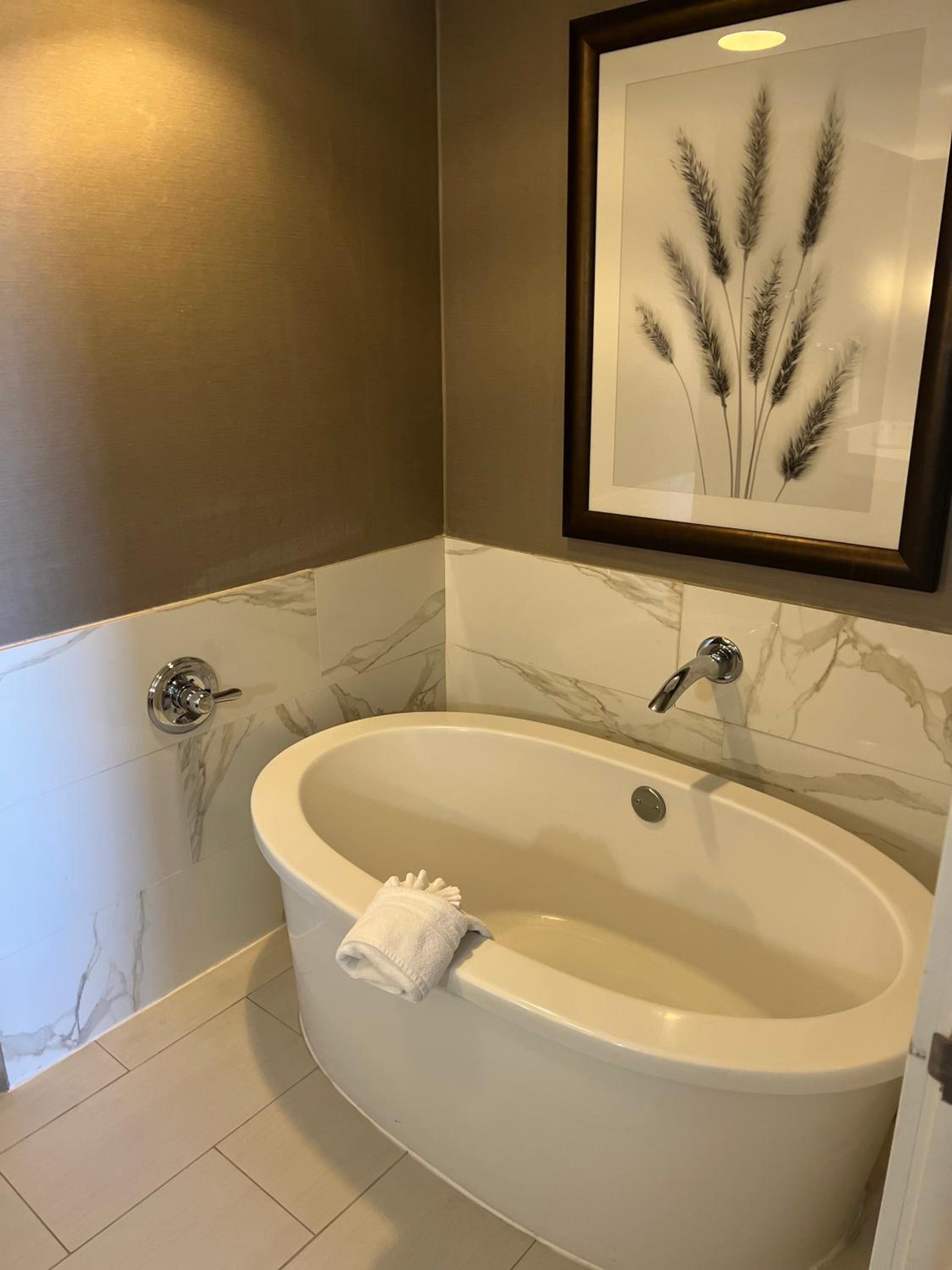 1 King Bed, Bridal Suite, Non-Smoking - Photo 8