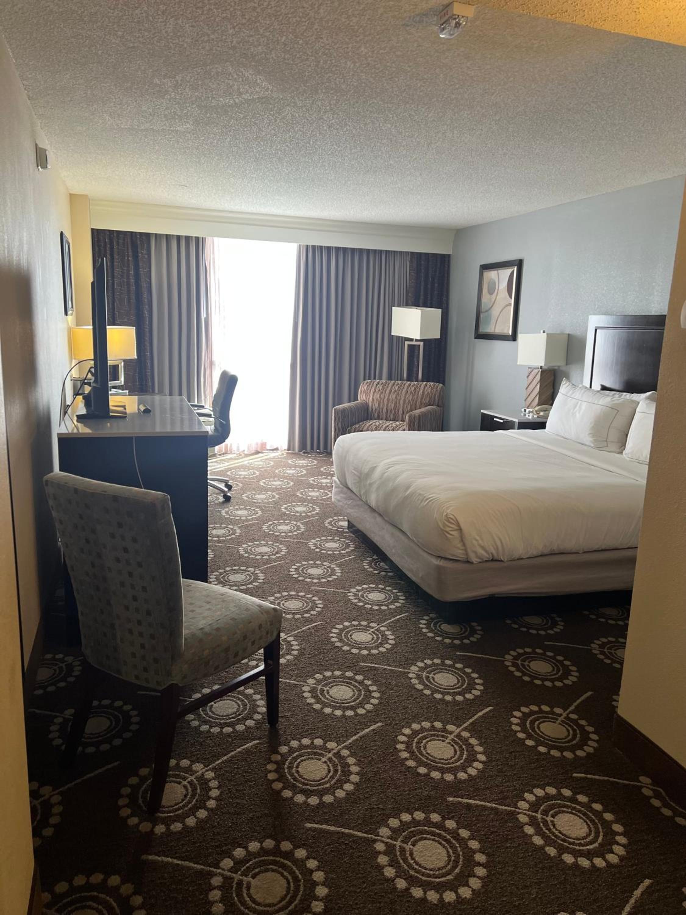King Room with Mobility Access and Bathtub with Grab Bars, Non-Smoking - Photo 4