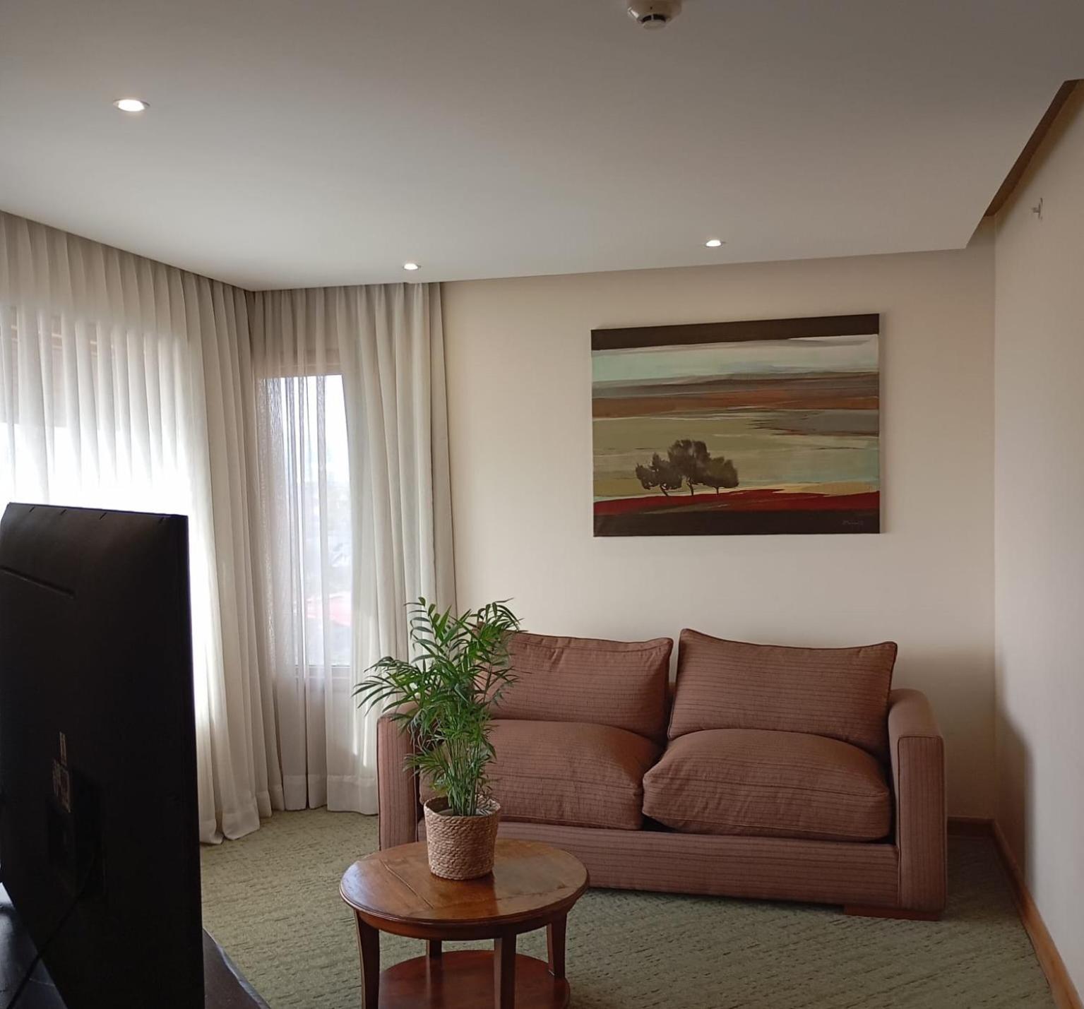 King Suite - Non-Smoking - Photo 3