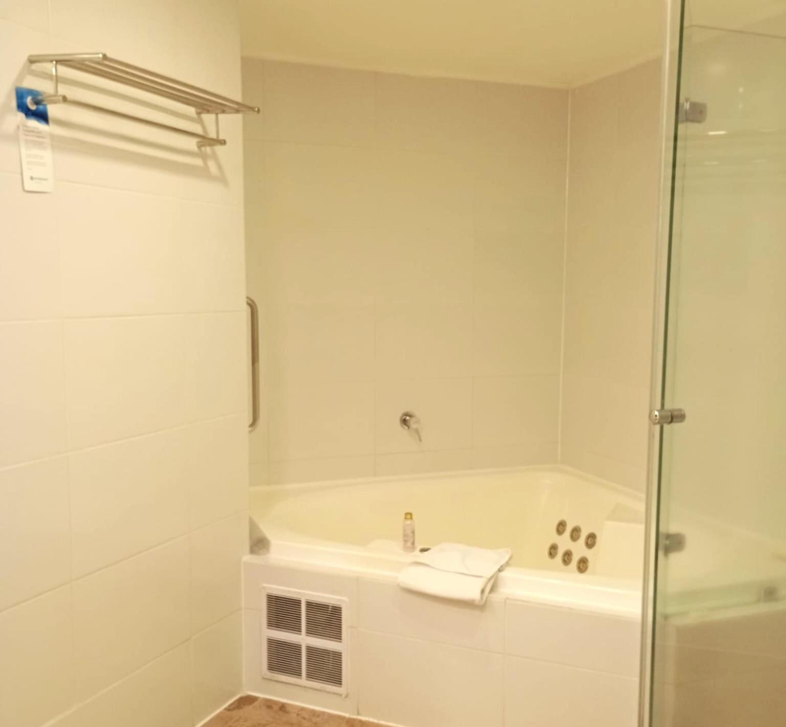 King Suite - Non-Smoking - Photo 4