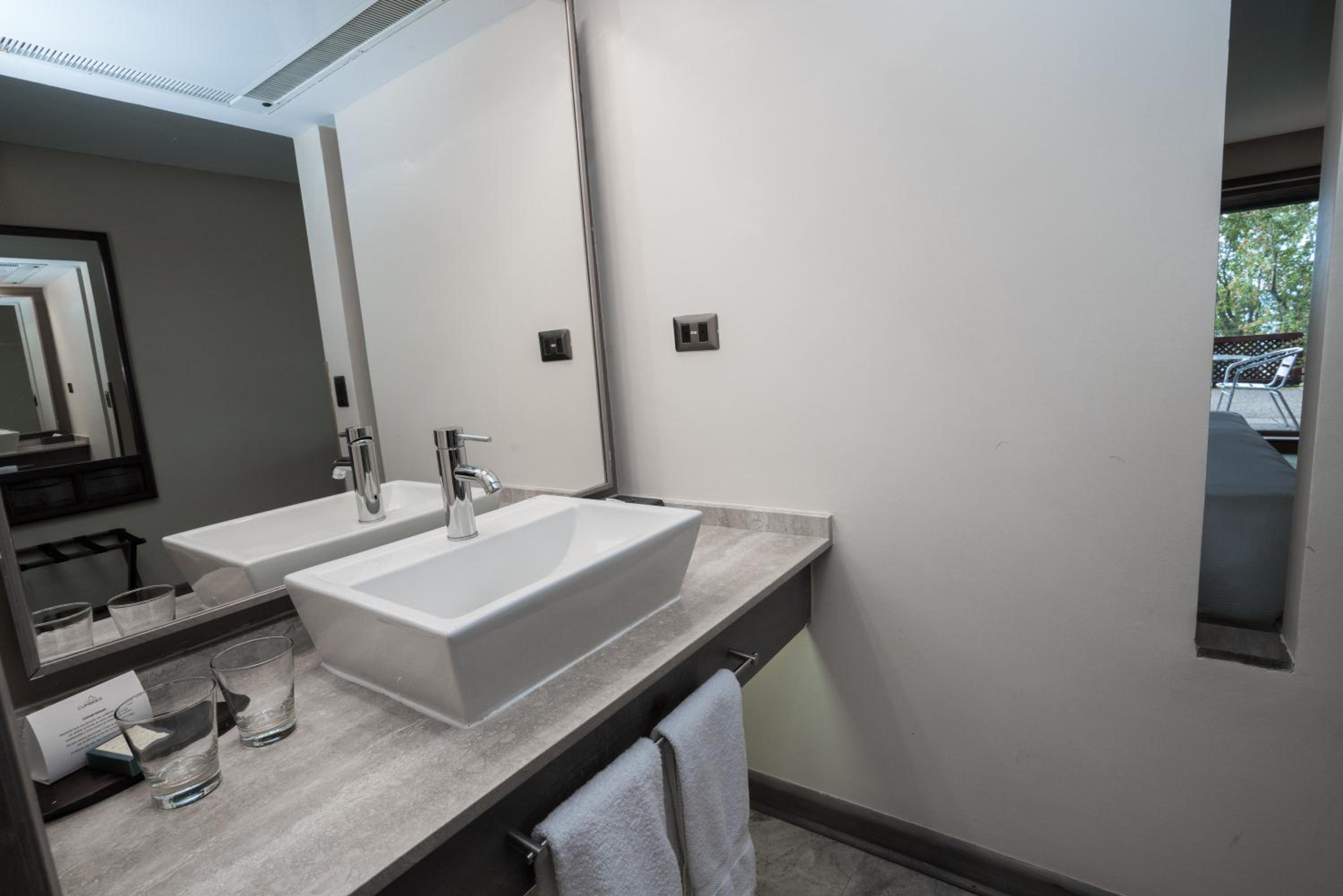 King Suite - Non-Smoking - Photo 5
