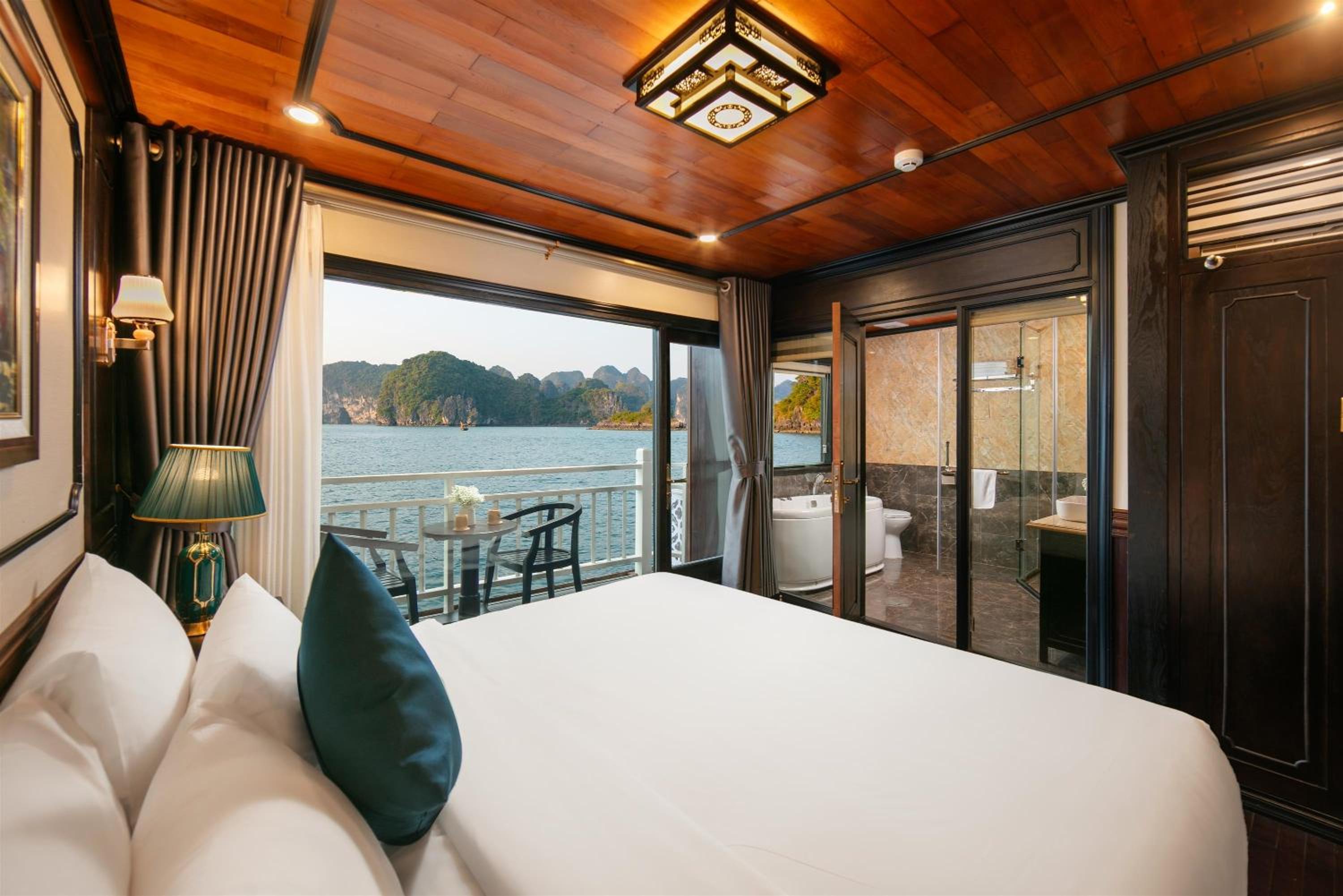 King Suite with Balcony photo 2