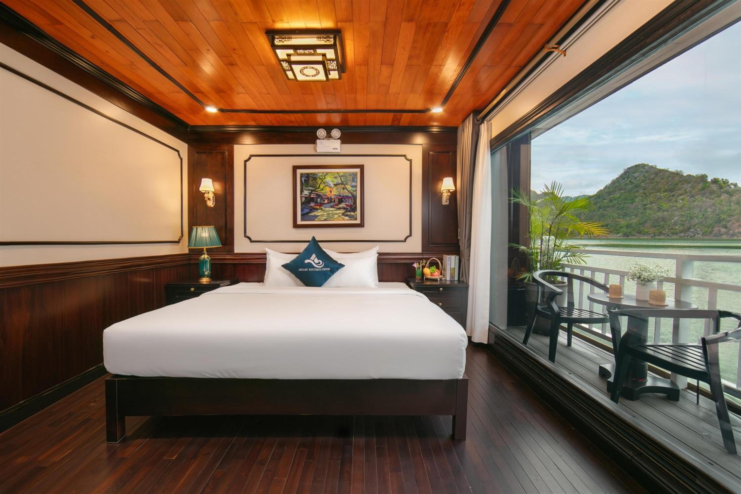 King Suite with Balcony photo 3