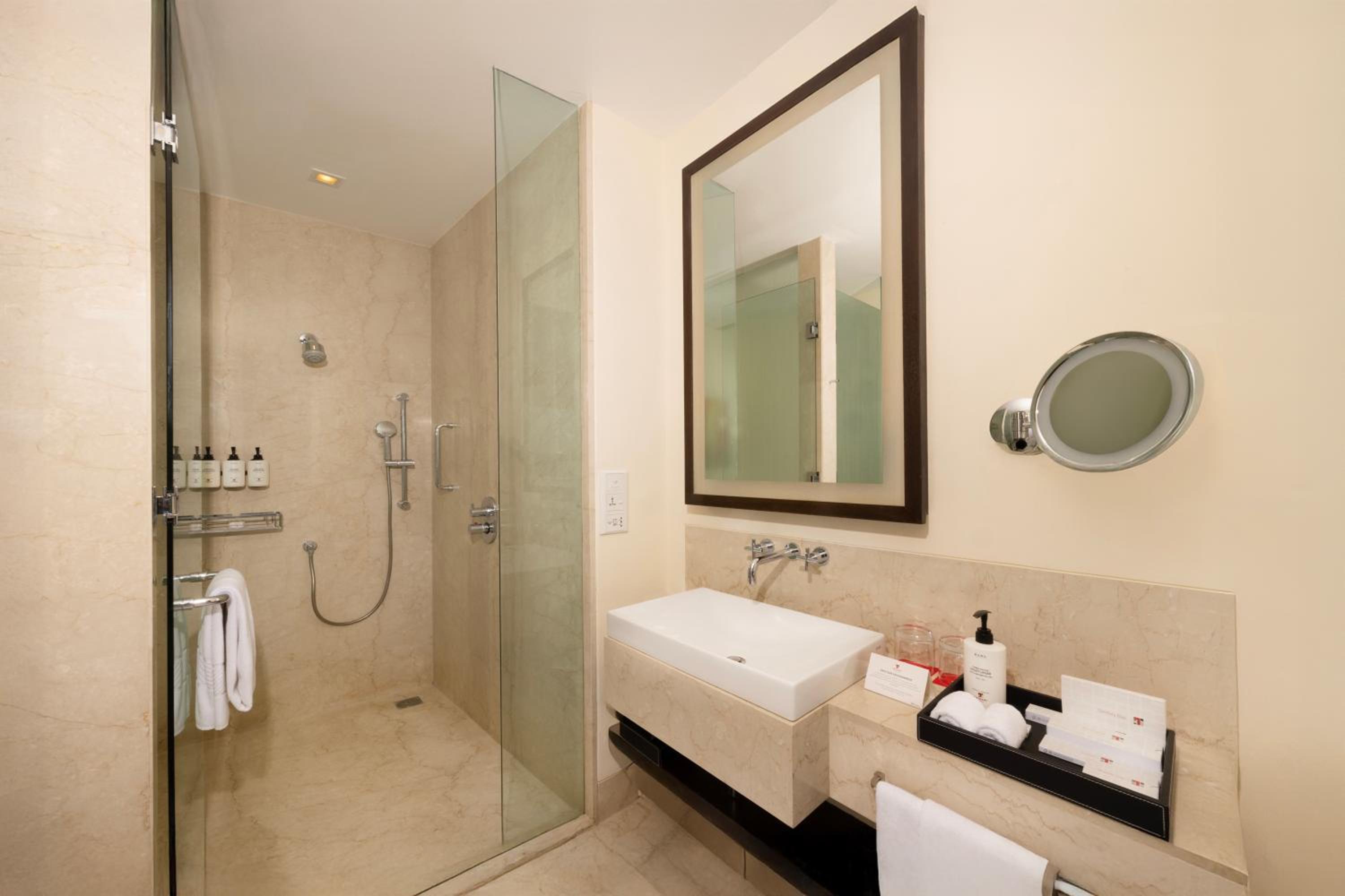 Premier Room king bed - Photo 8
