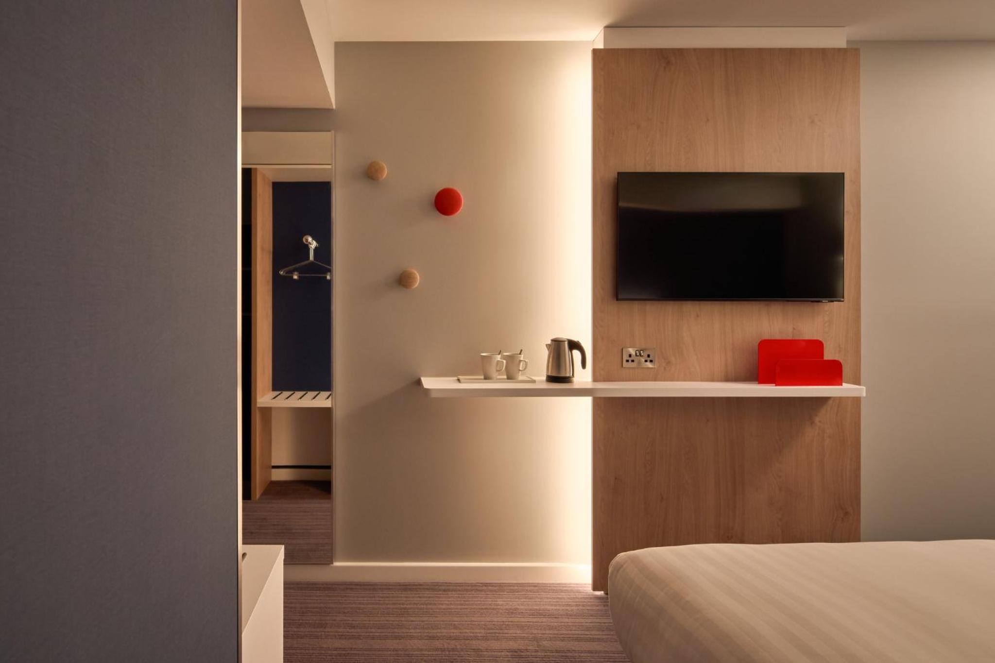 Standard Double Room - Windowless with Free Hot Breakfast thumbnail 5