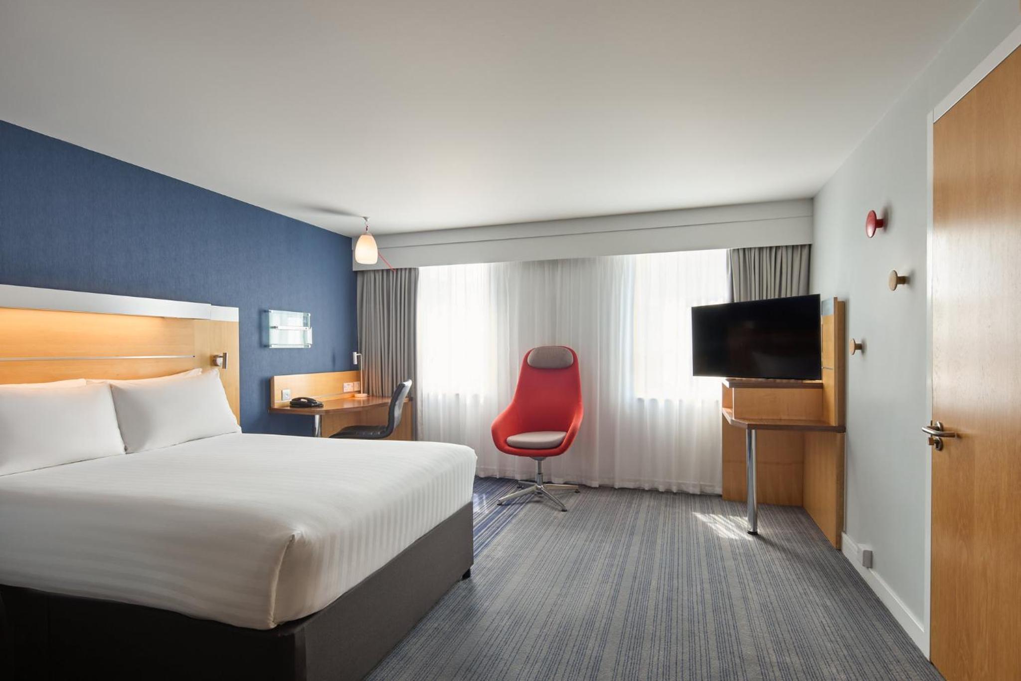 Double Room with Free Hot Breakfast - Accessible thumbnail 5