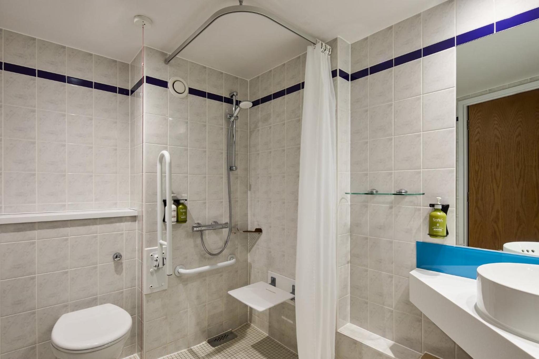 Double Room with Free Hot Breakfast - Accessible thumbnail 6