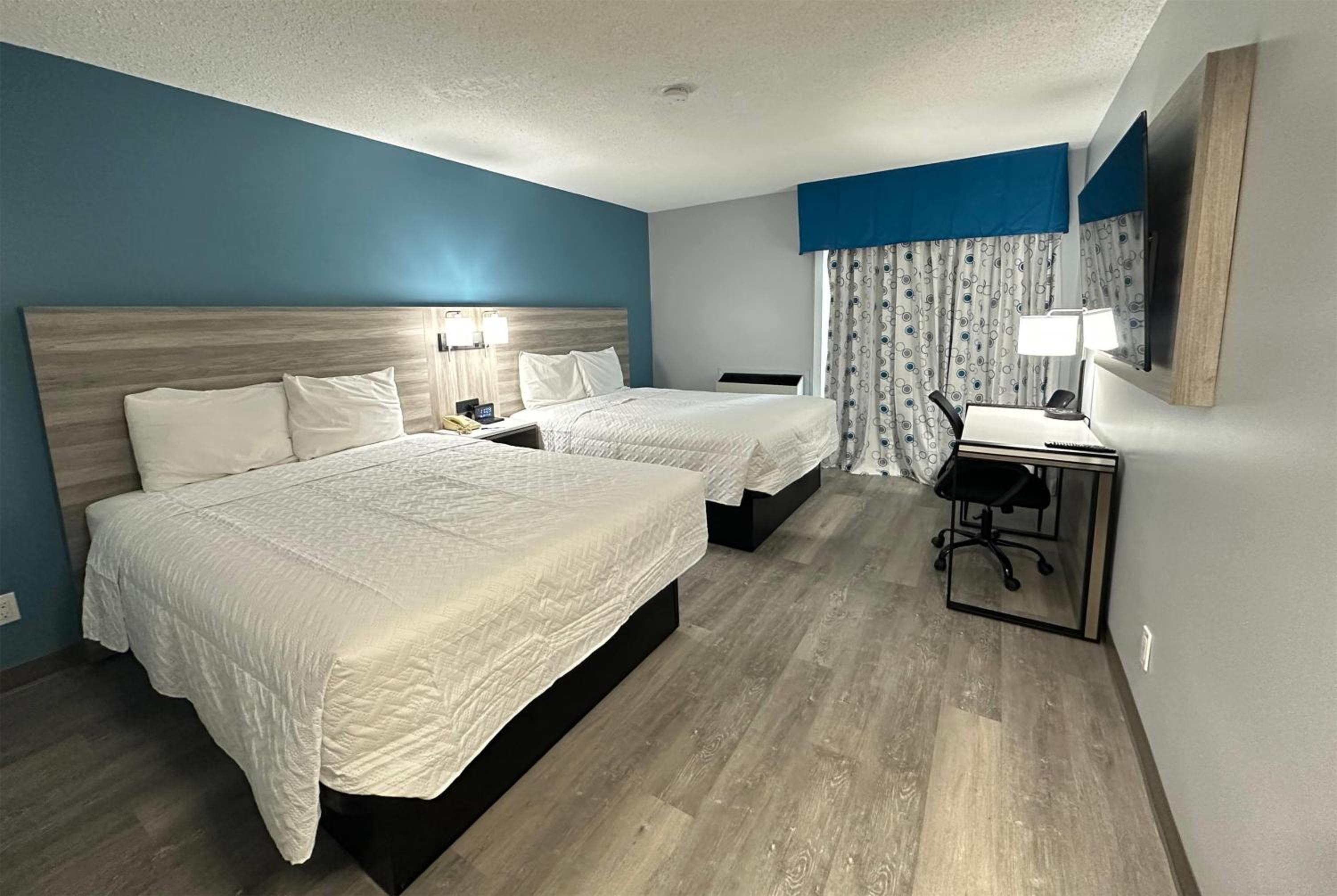 Queen Room with Two Queen Beds - Non Smoking - Photo 1