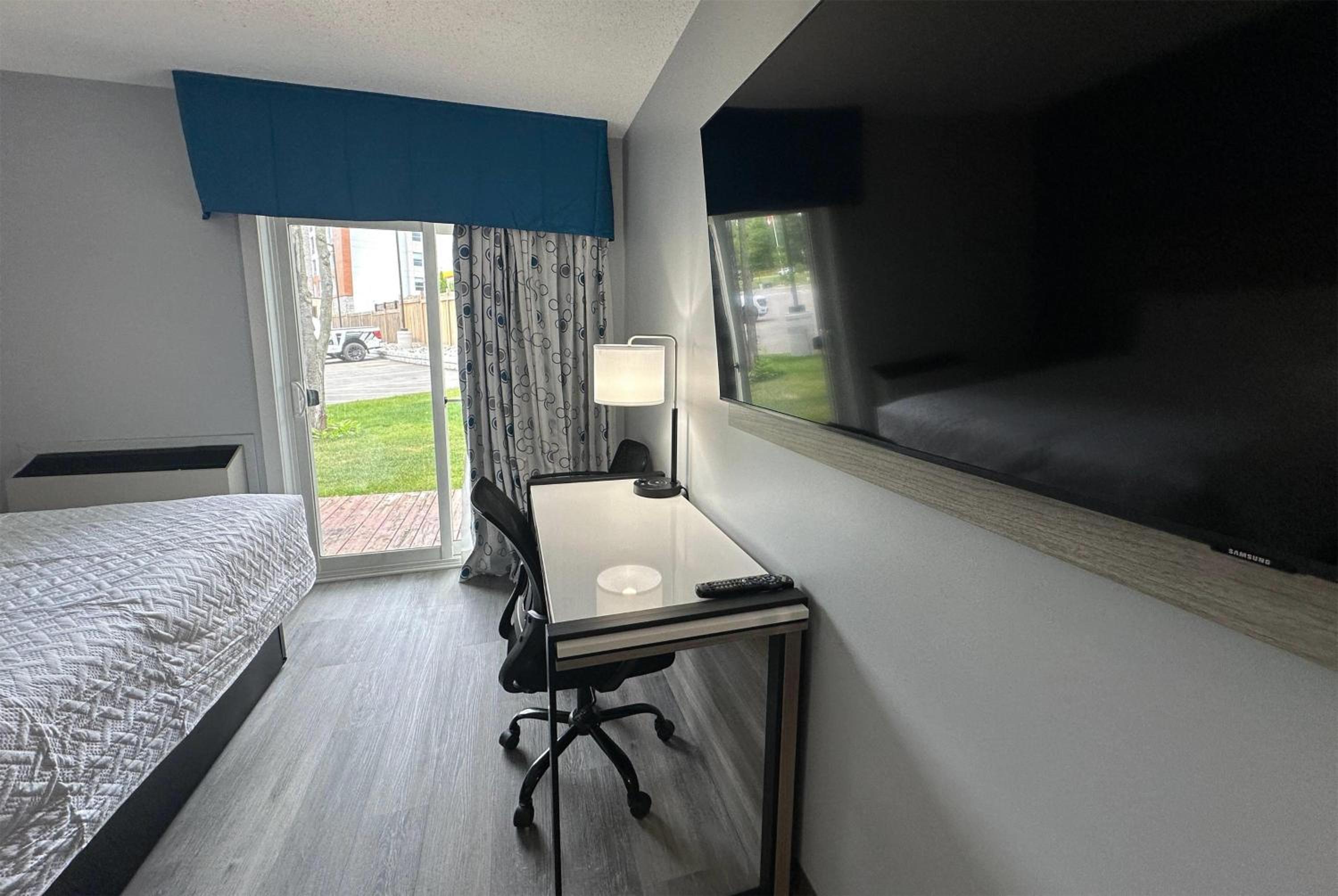 Queen Room with Two Queen Beds - Non Smoking - Photo 2