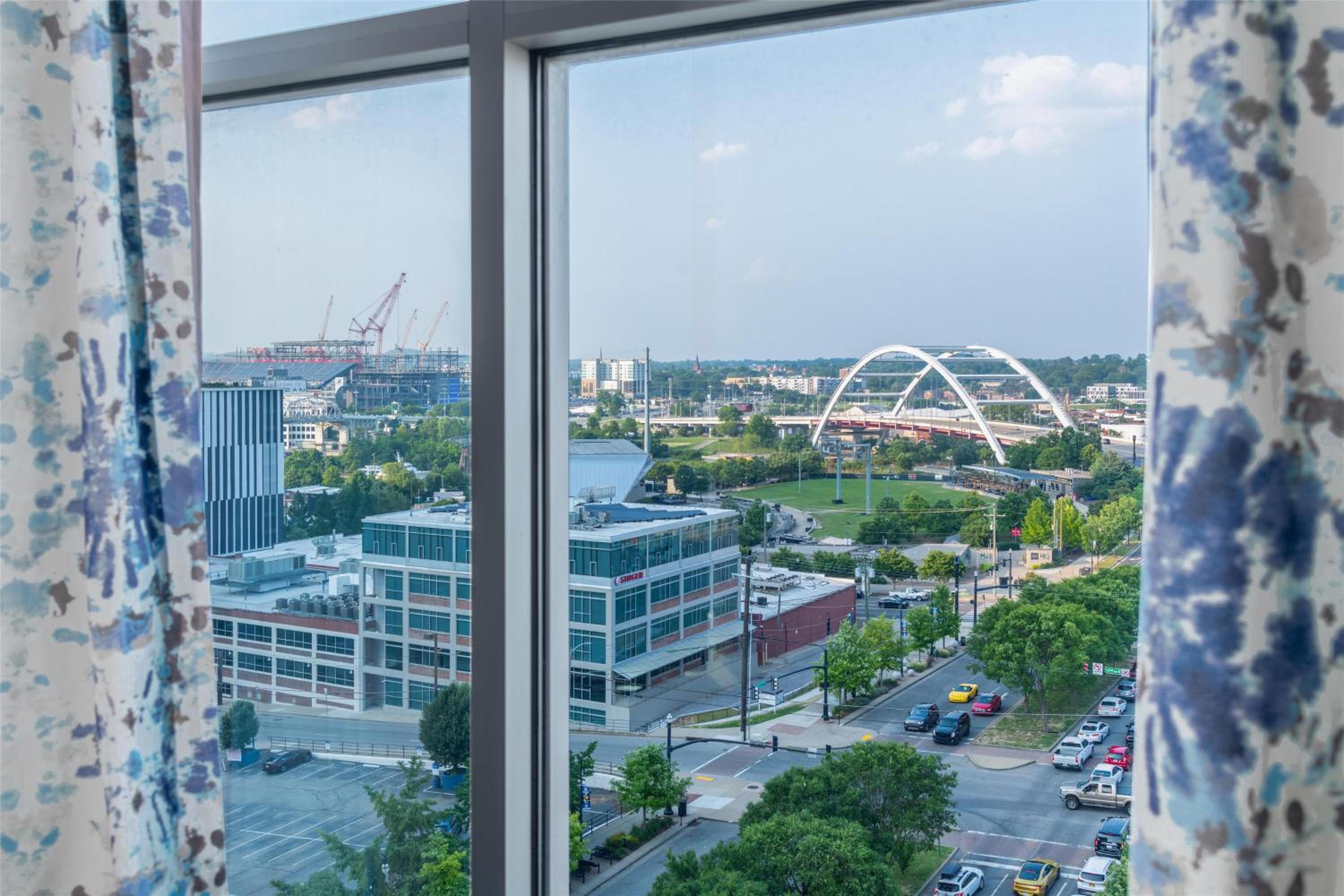 Corner King Room with City View