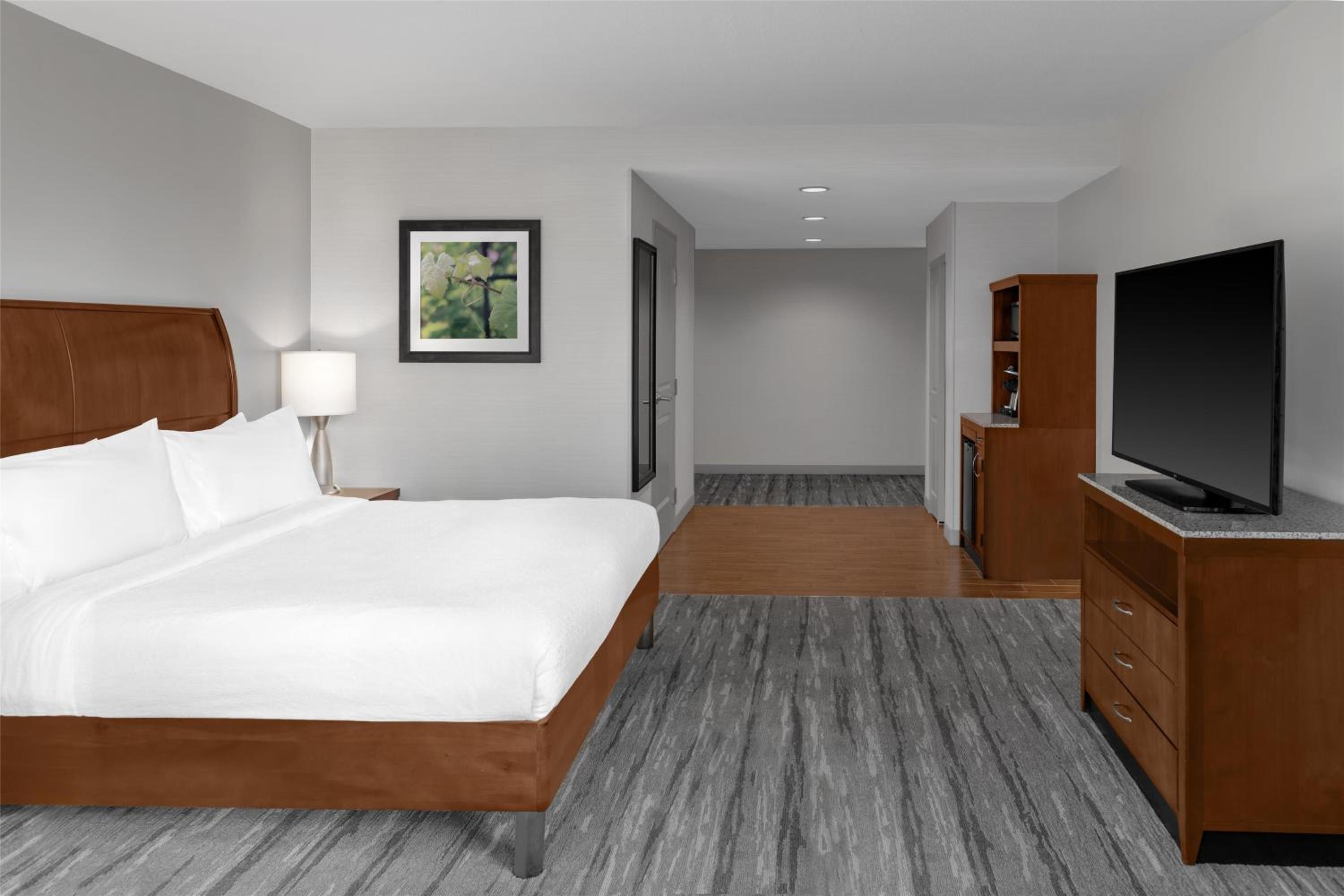 Corner King Room with View