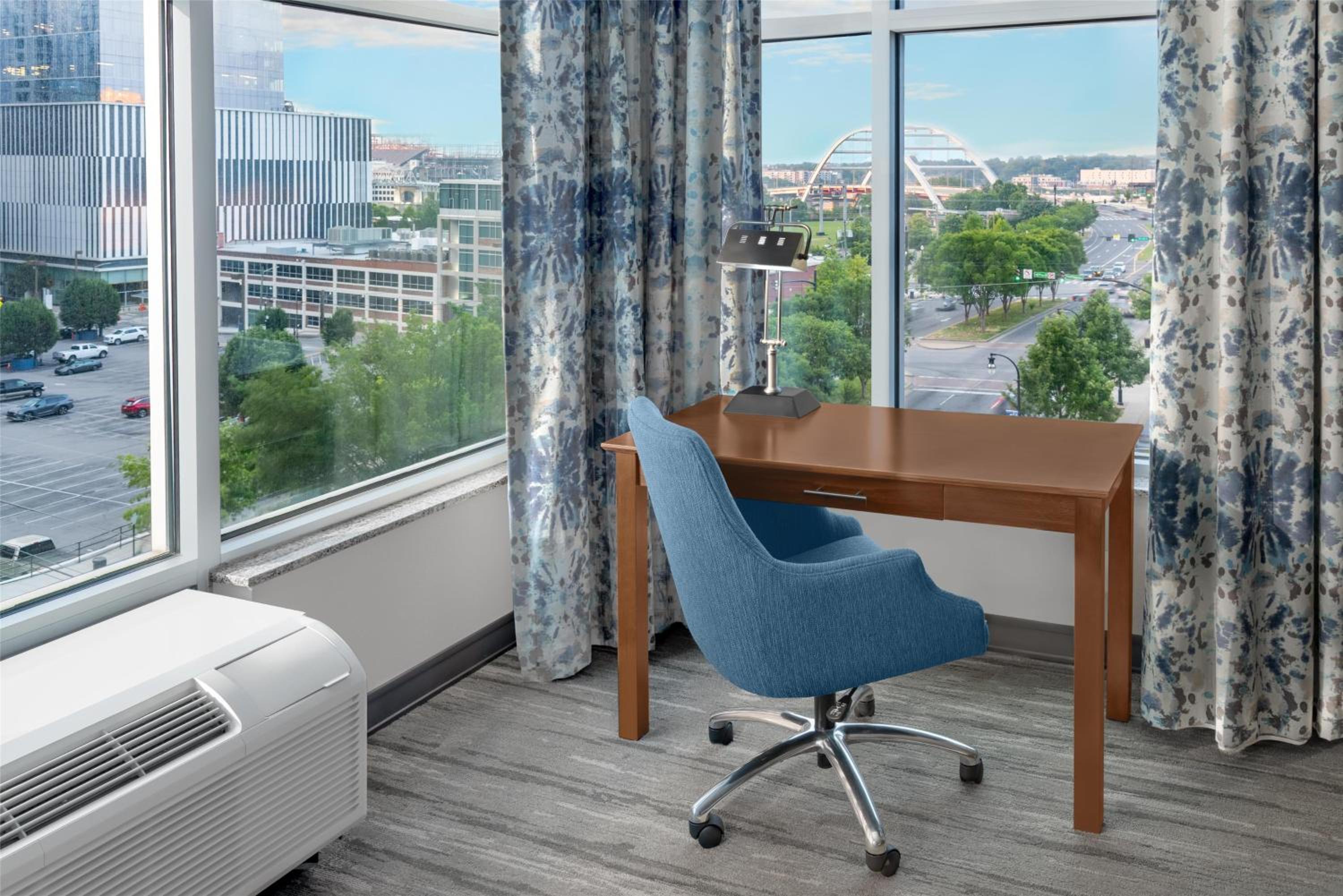 Corner King Room with View thumbnail 5