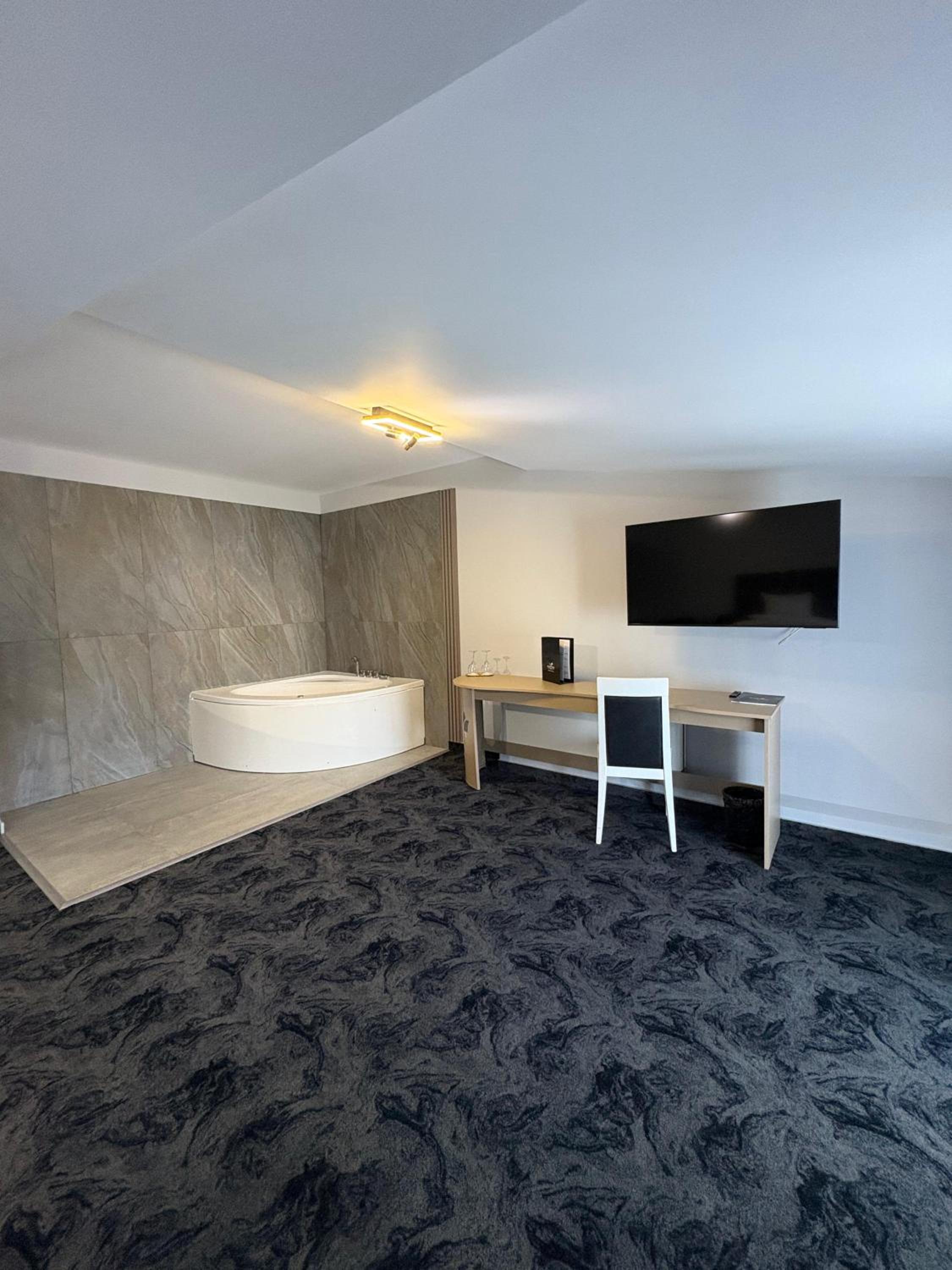 Suite with Spa Bath