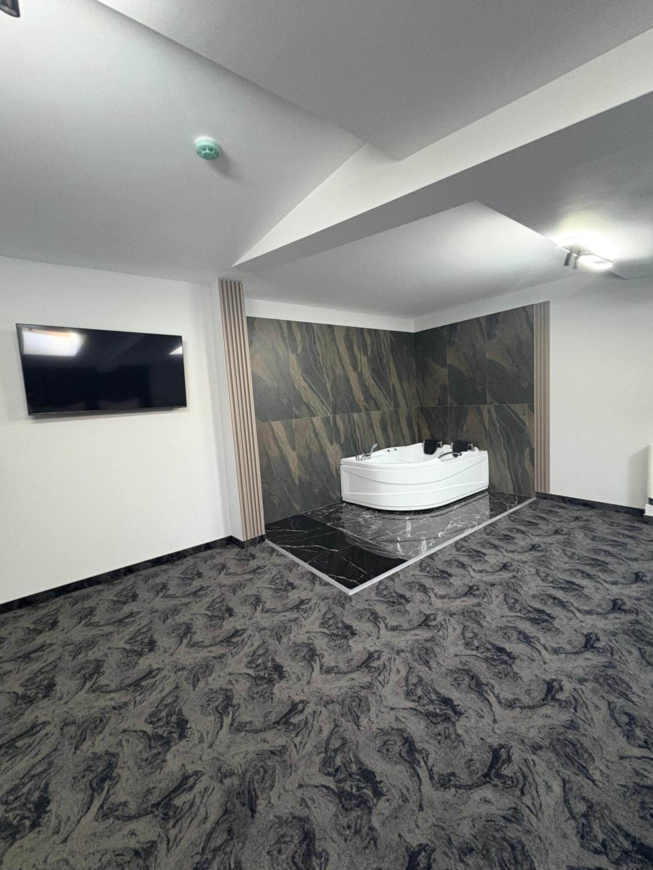 King Suite with Spa Bath photo 2