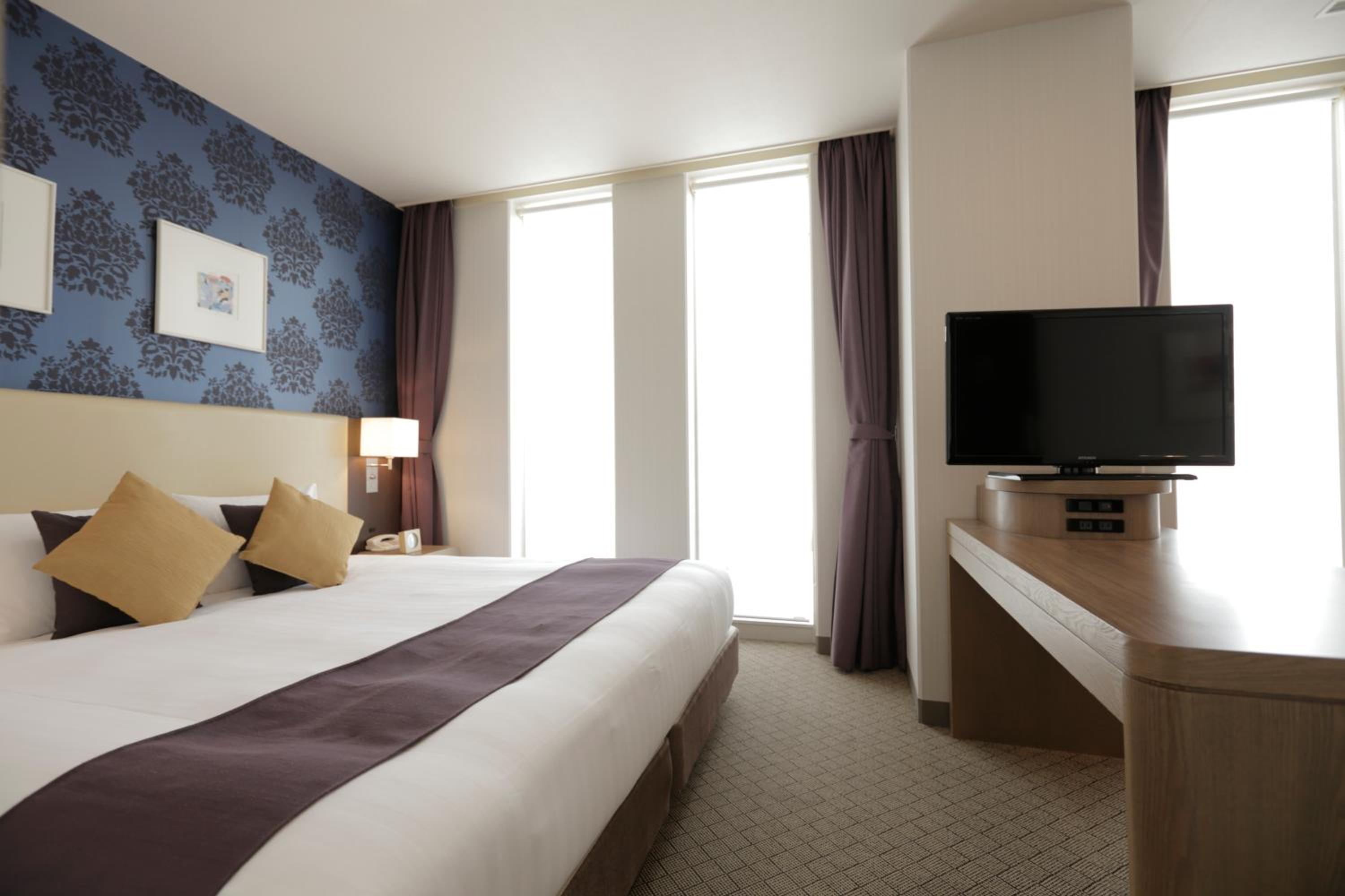 Deluxe King Room with Sofa - Non-Smoking - Photo 9