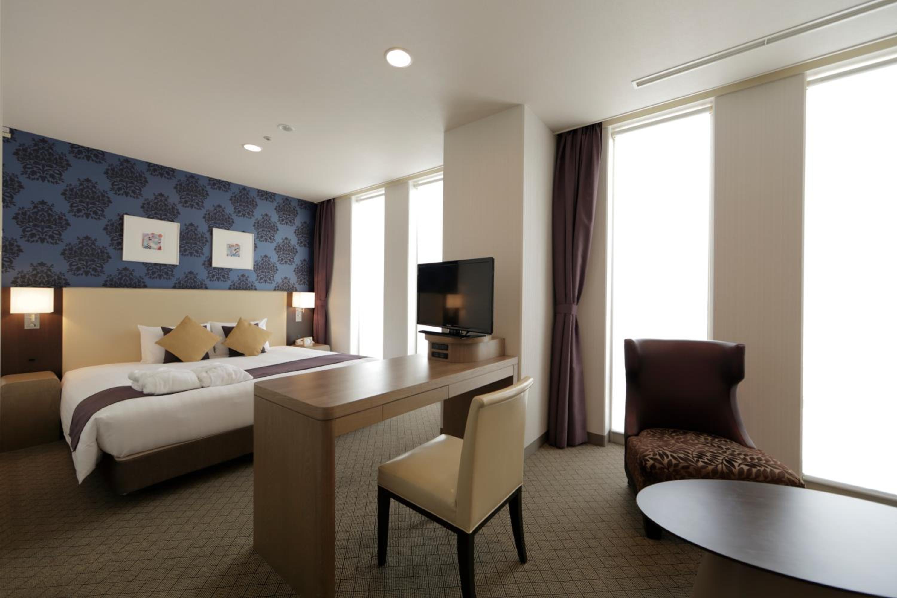 Deluxe King Room with Sofa - Non-Smoking - Photo 7