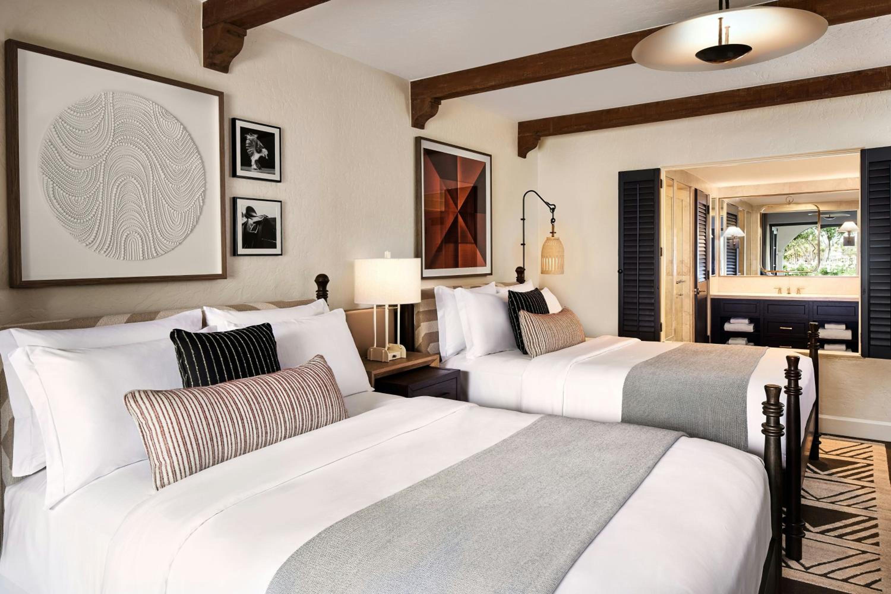 Deluxe Queen Room with Two Queen Beds and Resort View - Hearing Accessible - Photo 2