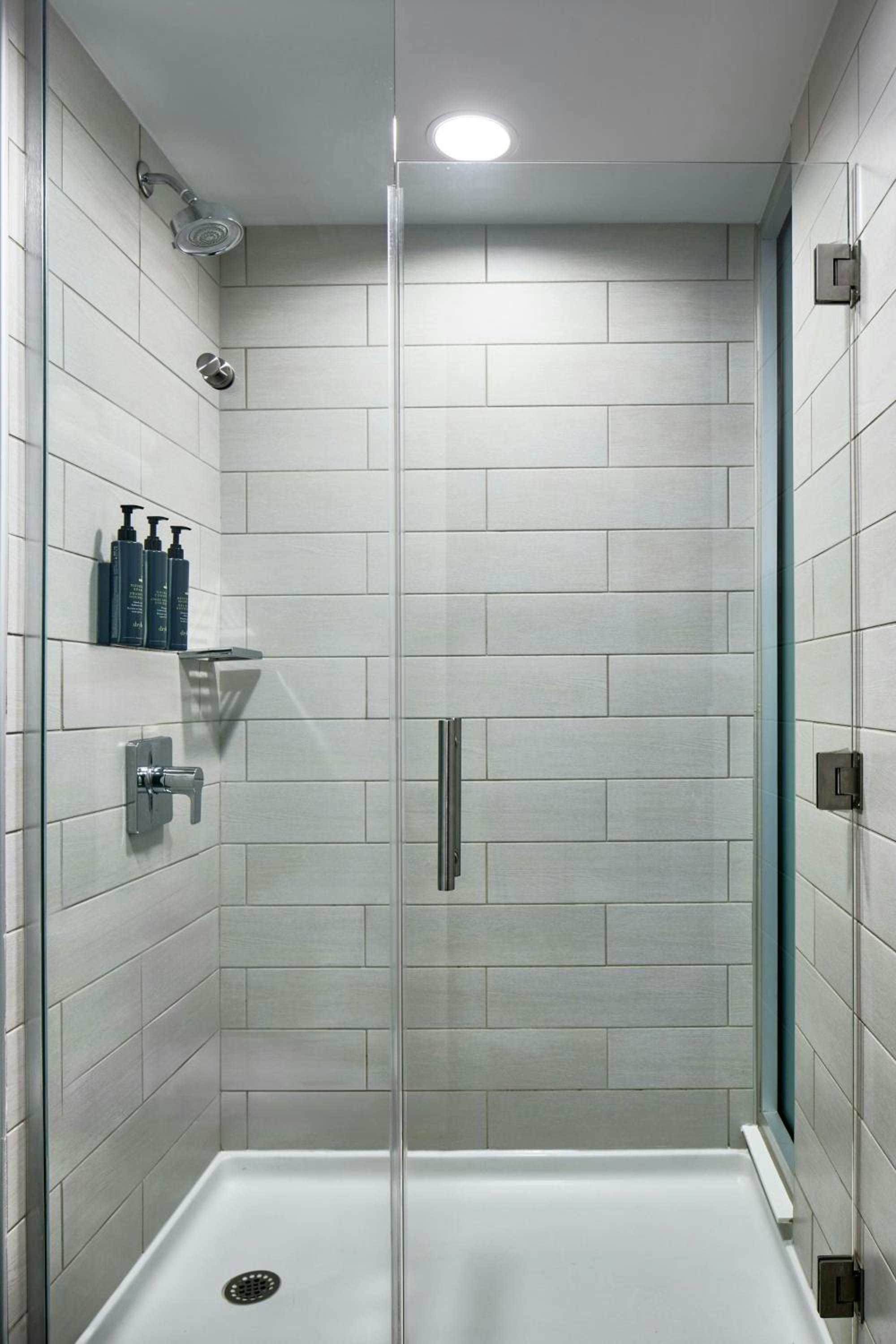 Queen Room with Two Queen Beds and Adapted Tub - Mobility Accessible