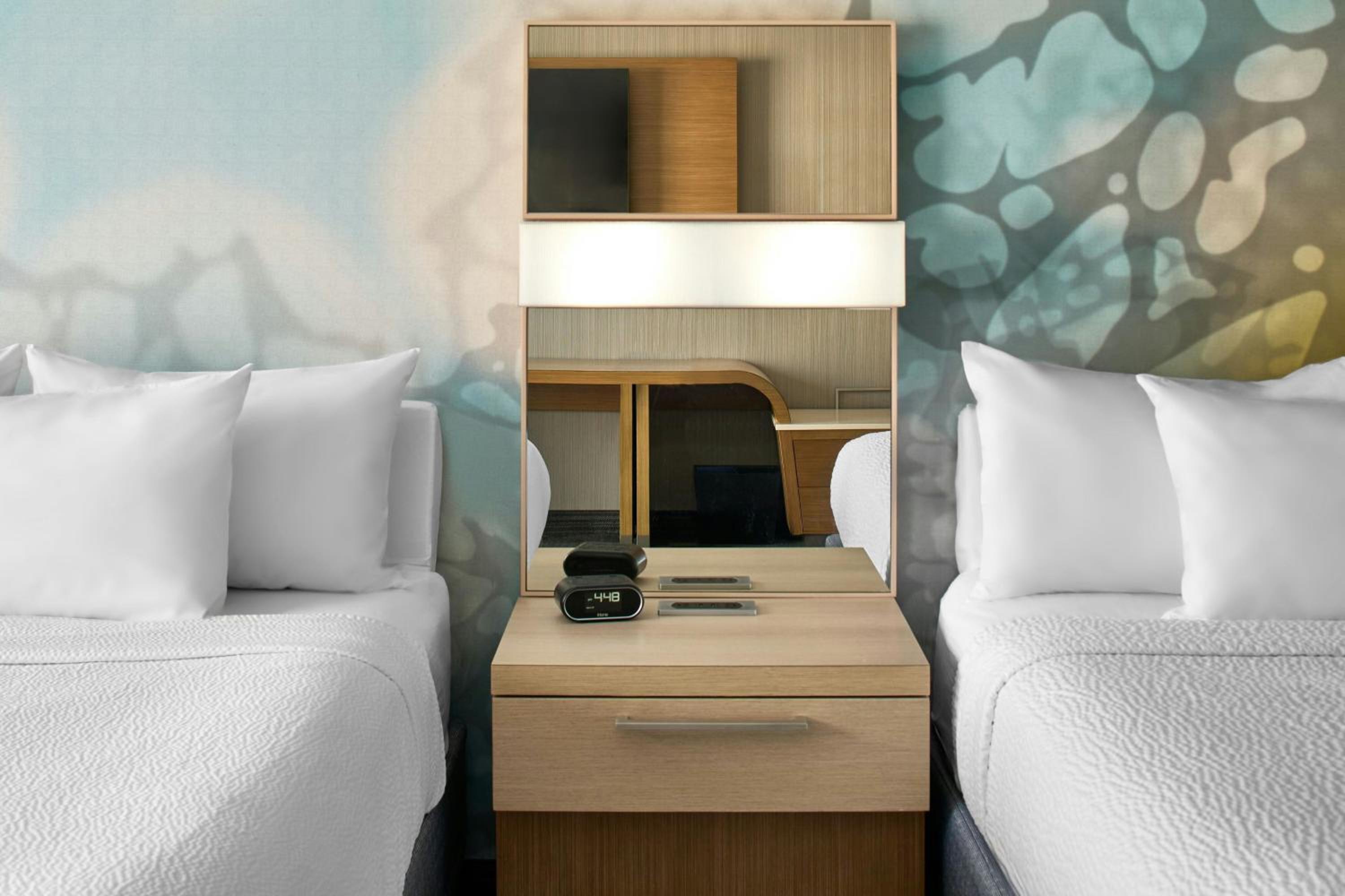 Queen Room with Two Queen Beds photo 2