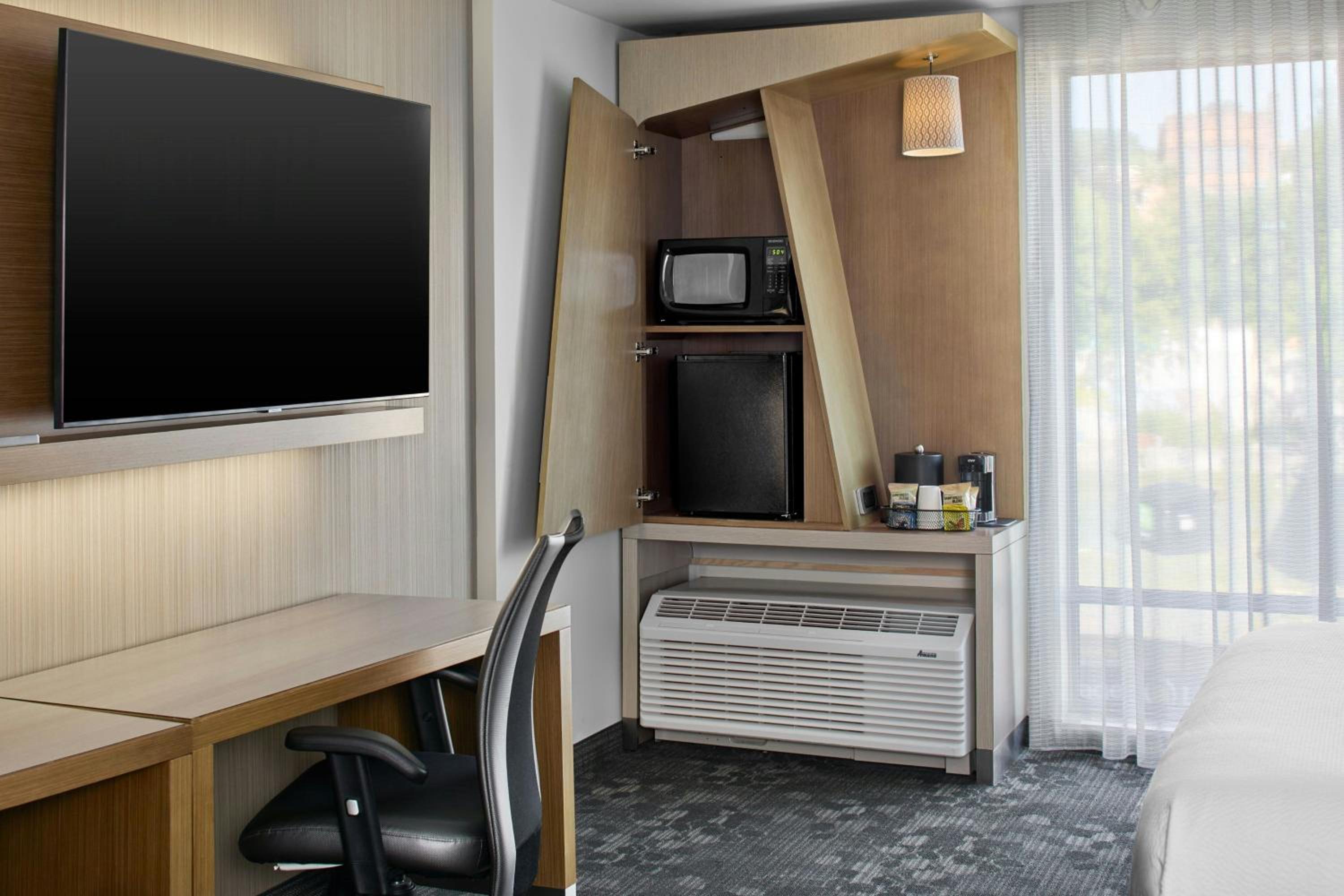 King Room - Mobility Access/Bathtub Accessible photo 3