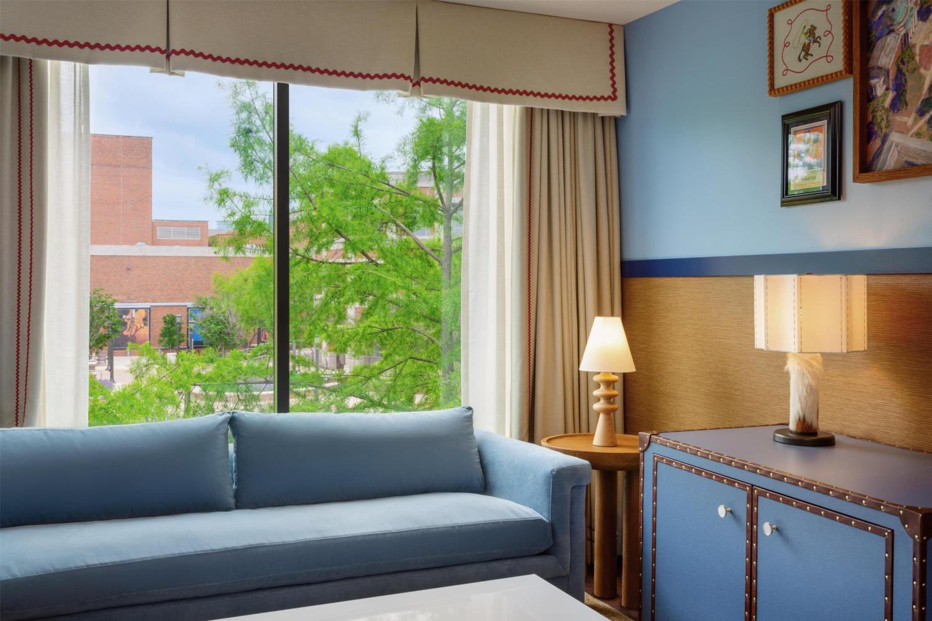Graduate Deluxe King Room with University View - Photo 1