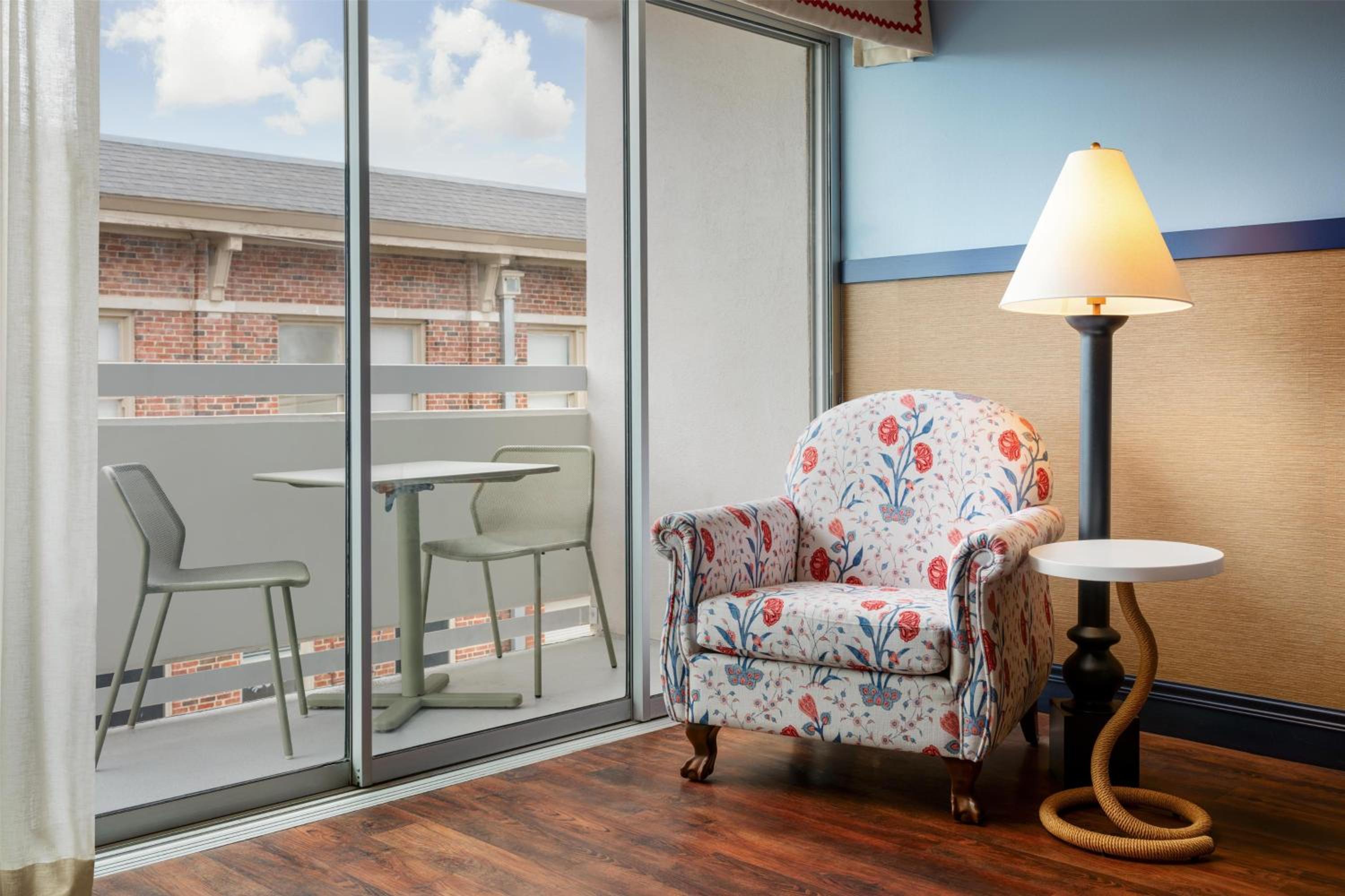 Graduate Deluxe King Room with University View - Photo 3