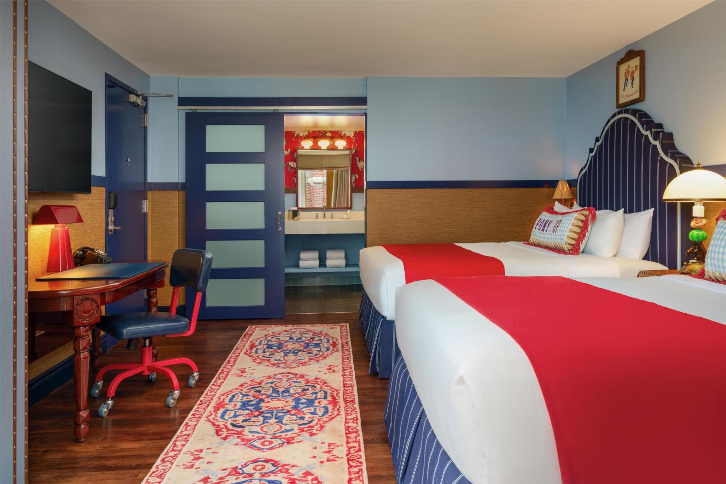 Graduate Queen Room with Two Queen Beds and Balcony - Photo 3