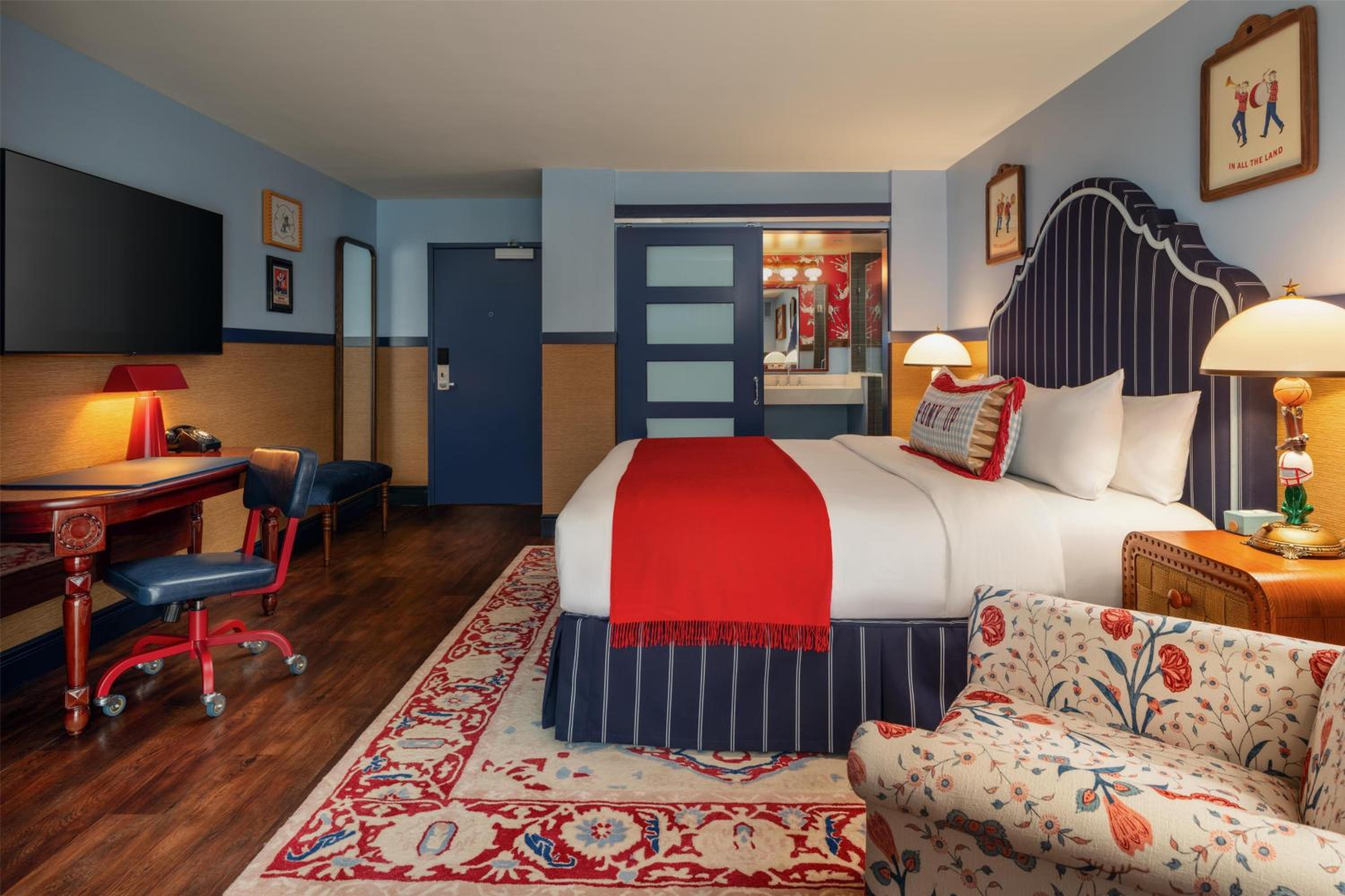 Graduate King Room with Balcony - Photo 4