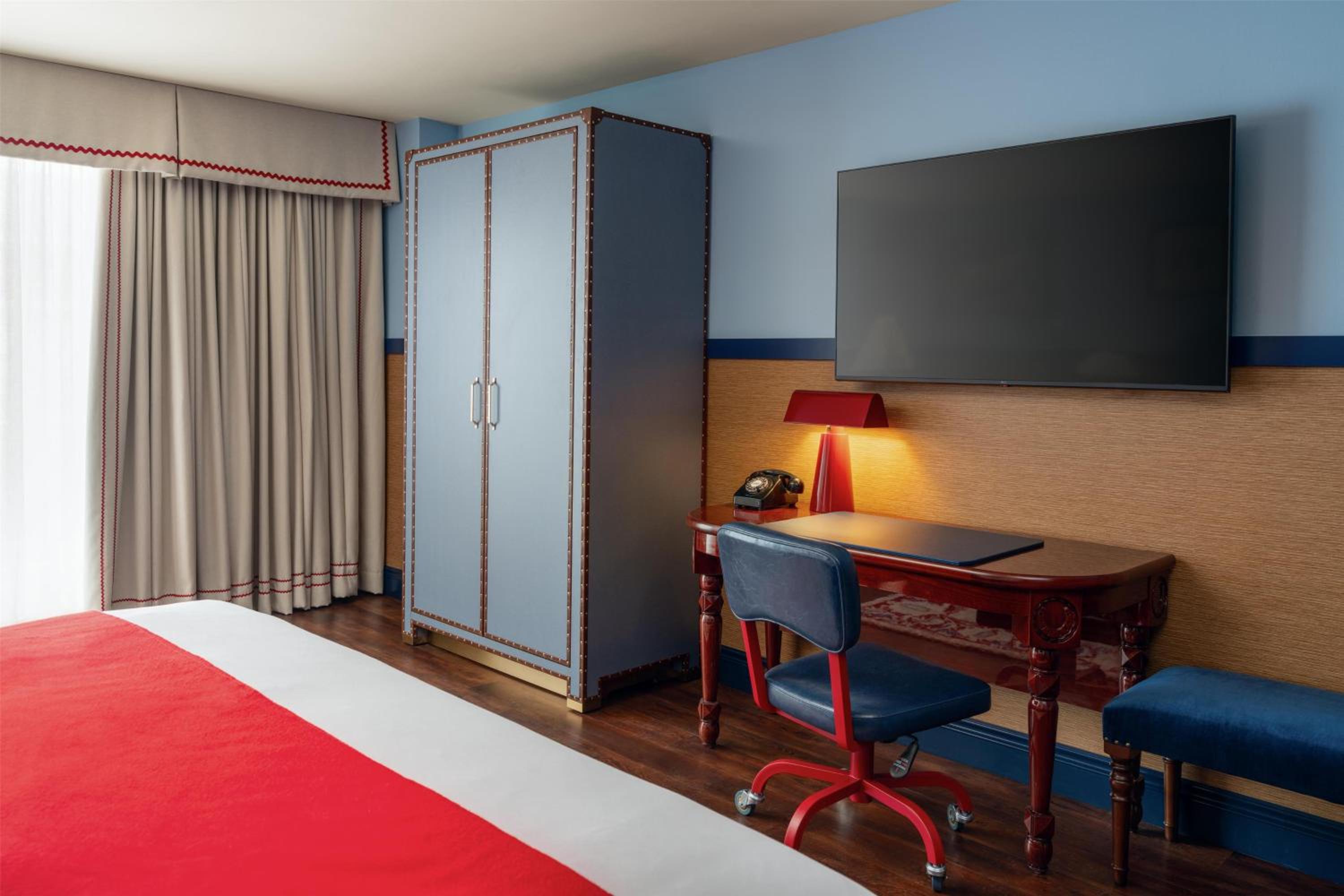 Graduate King Room with Balcony - Photo 3
