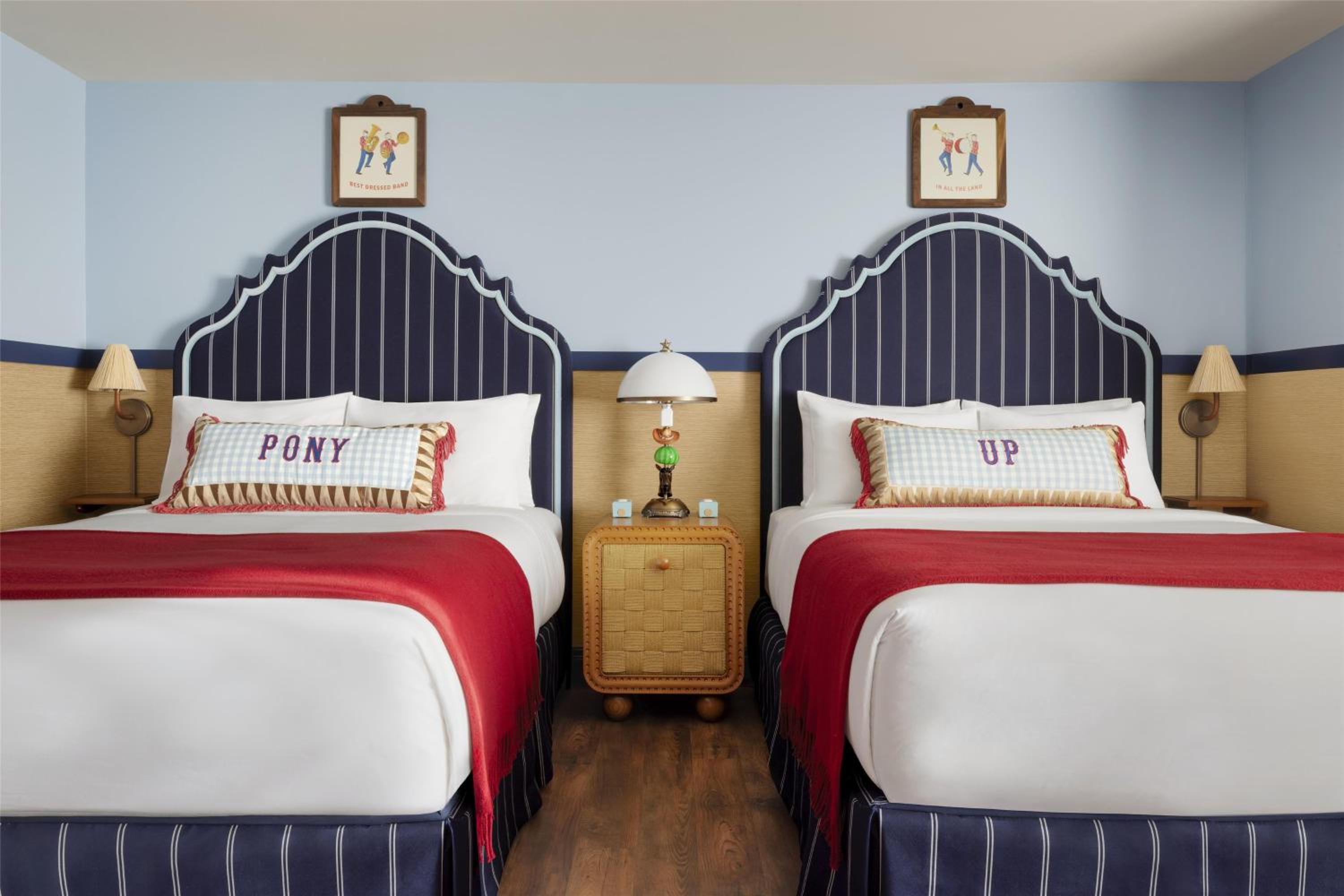 Graduate Queen Room with Two Queen Beds - Photo 3
