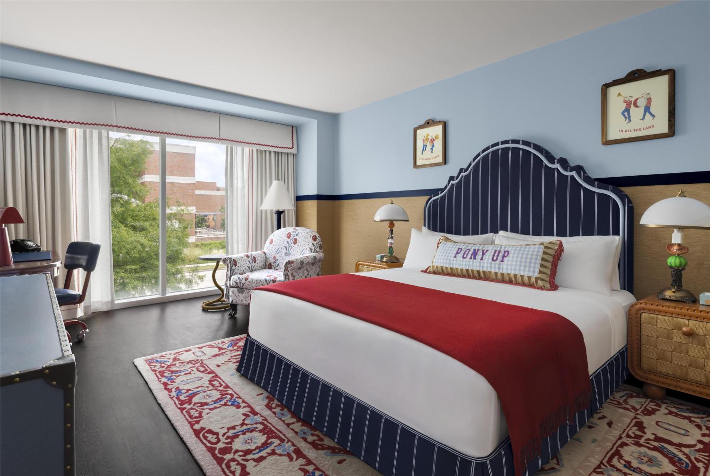 Graduate King Room with Pool View - Photo 6