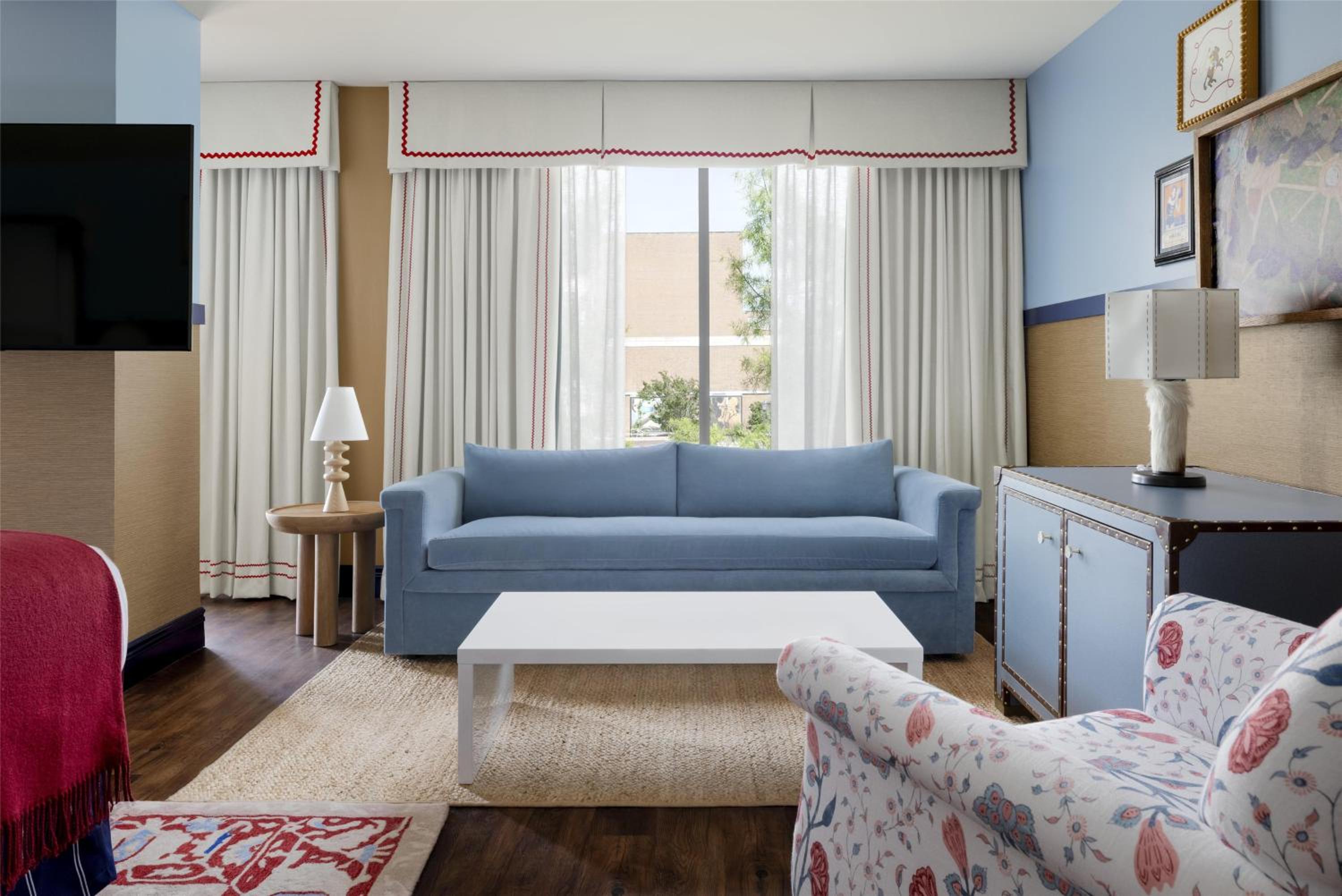 Graduate Deluxe King Room with University View - Photo 8