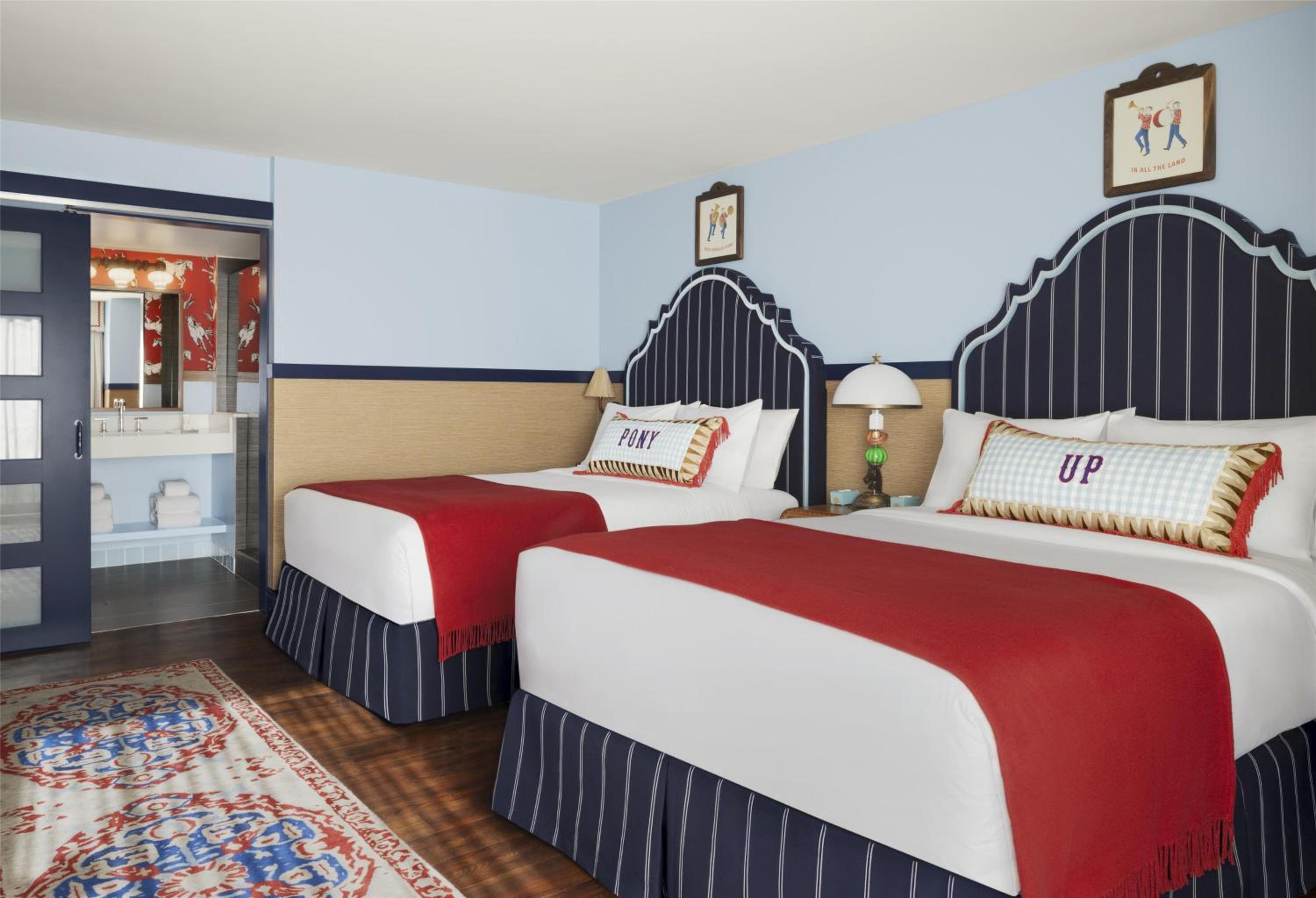 Graduate Queen Room with Two Queen Beds - Photo 4