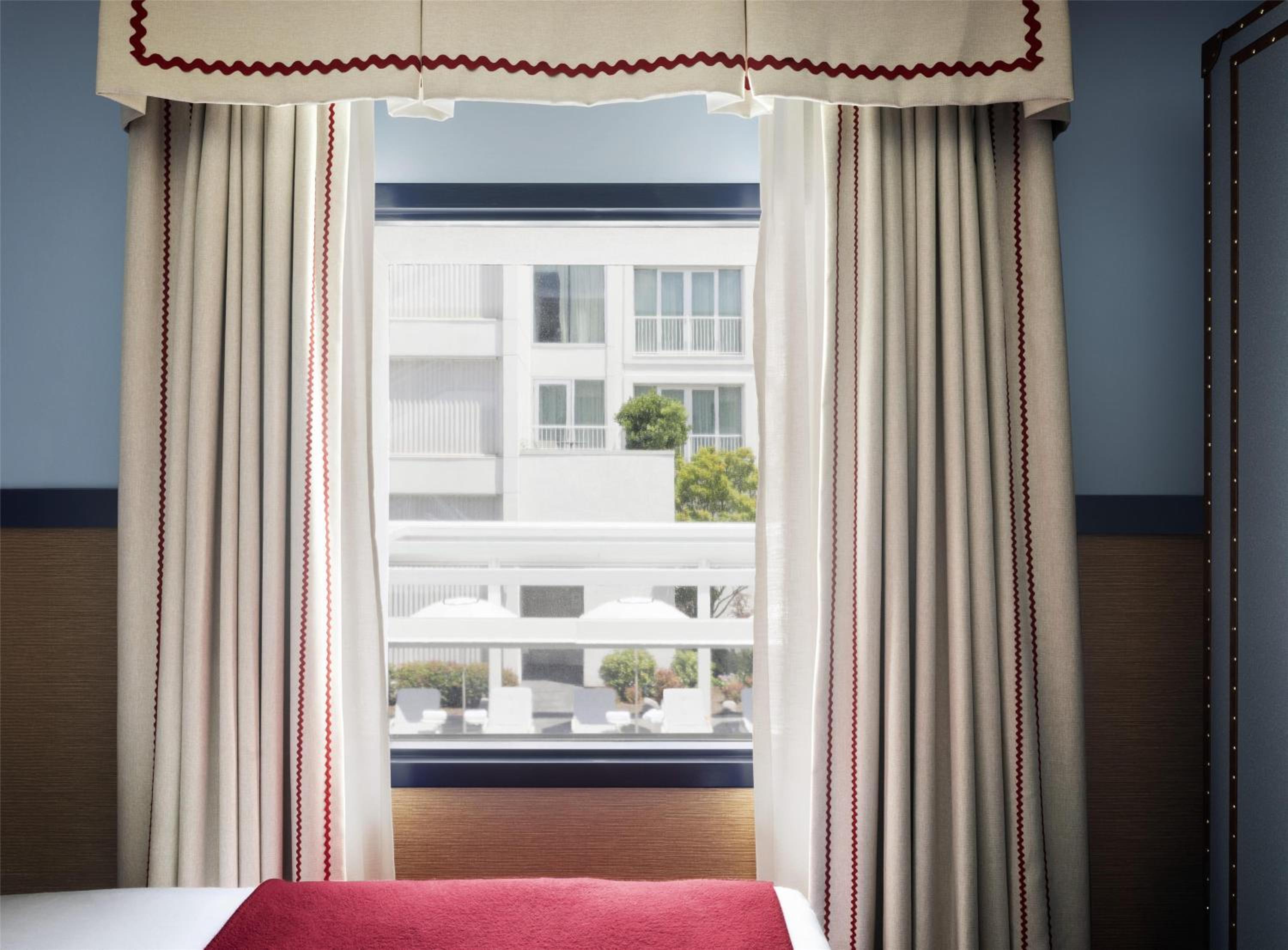Graduate King Room with Pool View - Photo 8