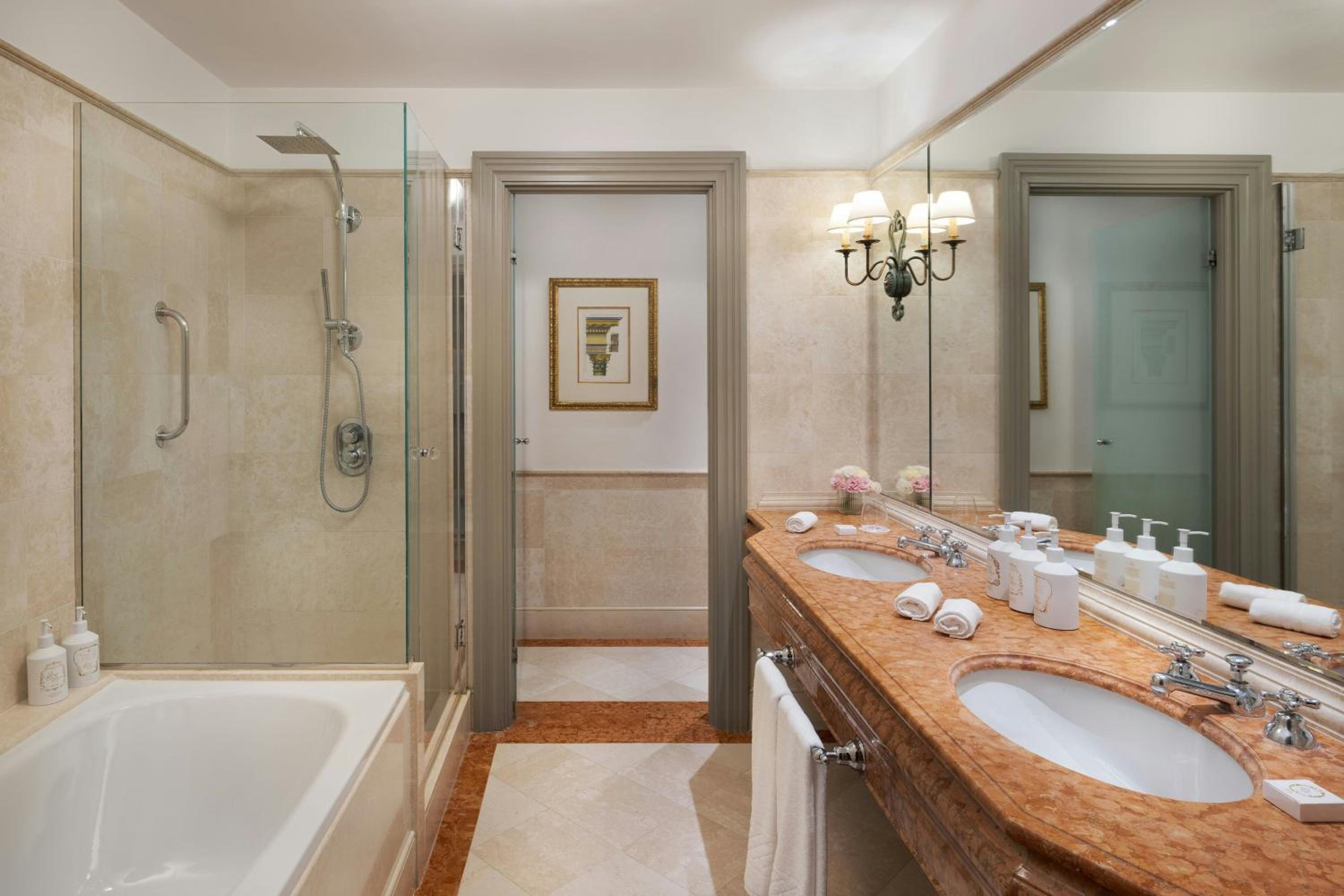 Premium Larger King Room with River View - Photo 4