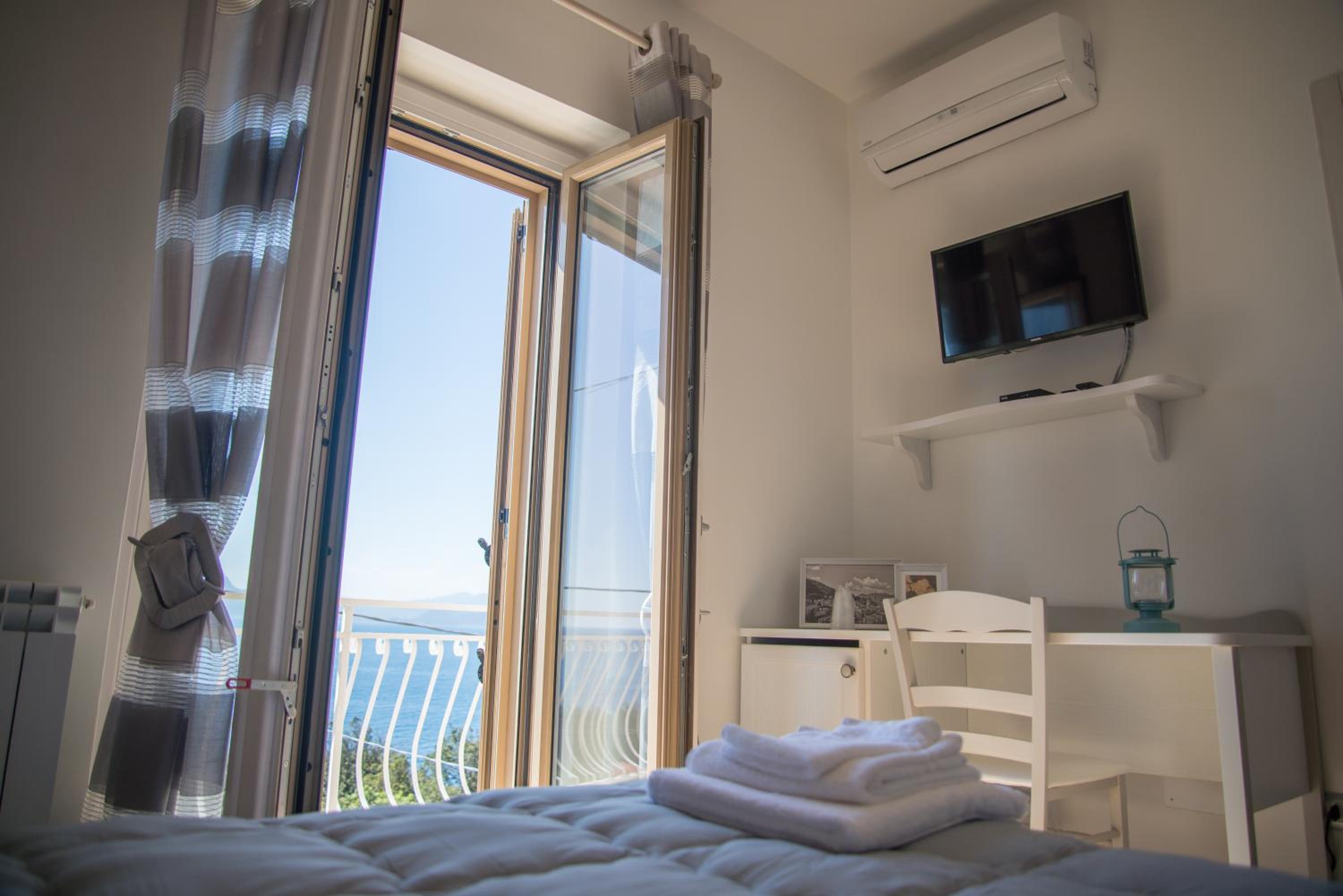 Deluxe Double Room with Sea View photo 3