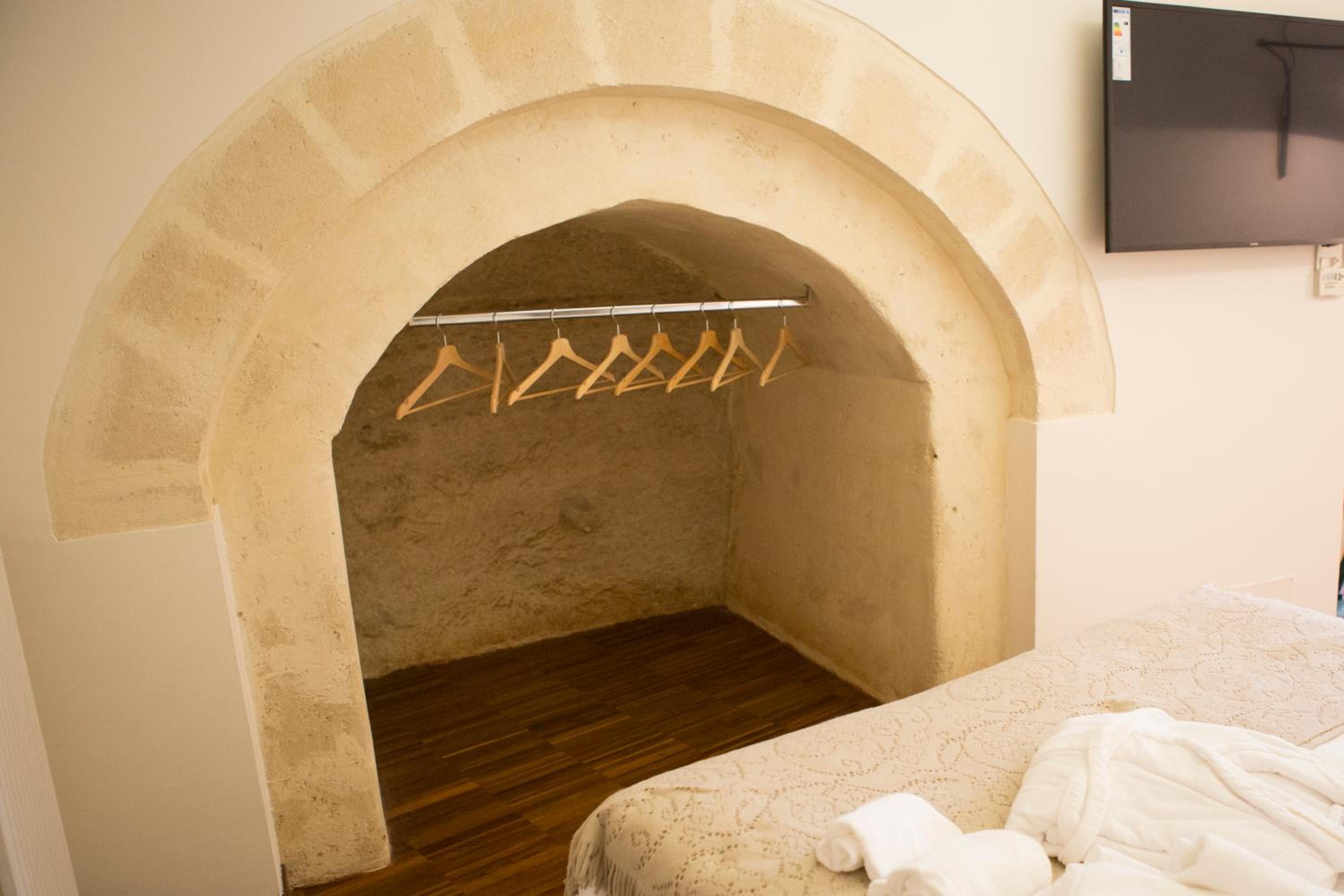 One-Bedroom House - Photo 6