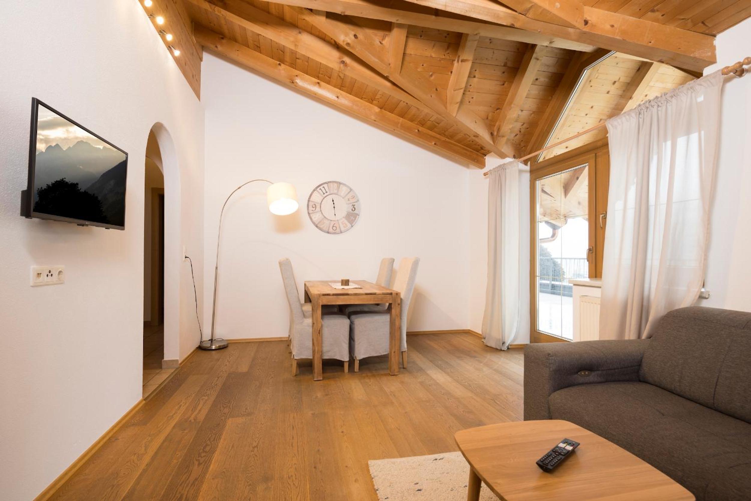 One-Bedroom Apartment with Balcony and Mountain View   photo 1