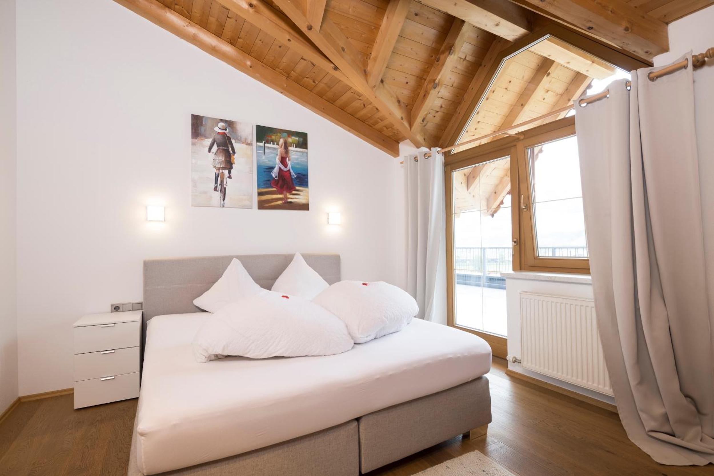 One-Bedroom Apartment with Balcony and Mountain View   photo 3