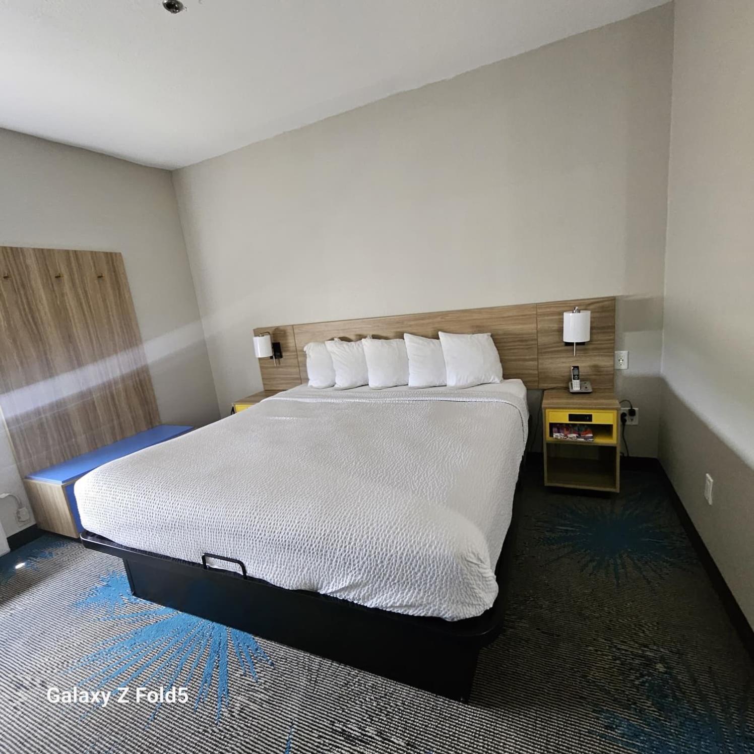 King Room - Non-Smoking - Photo 2