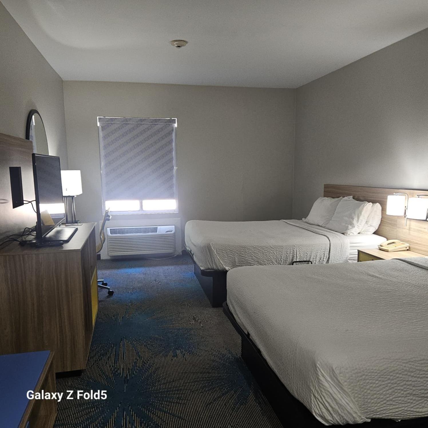 Queen Room with Two Queen Beds - Non-Smoking - Photo 3