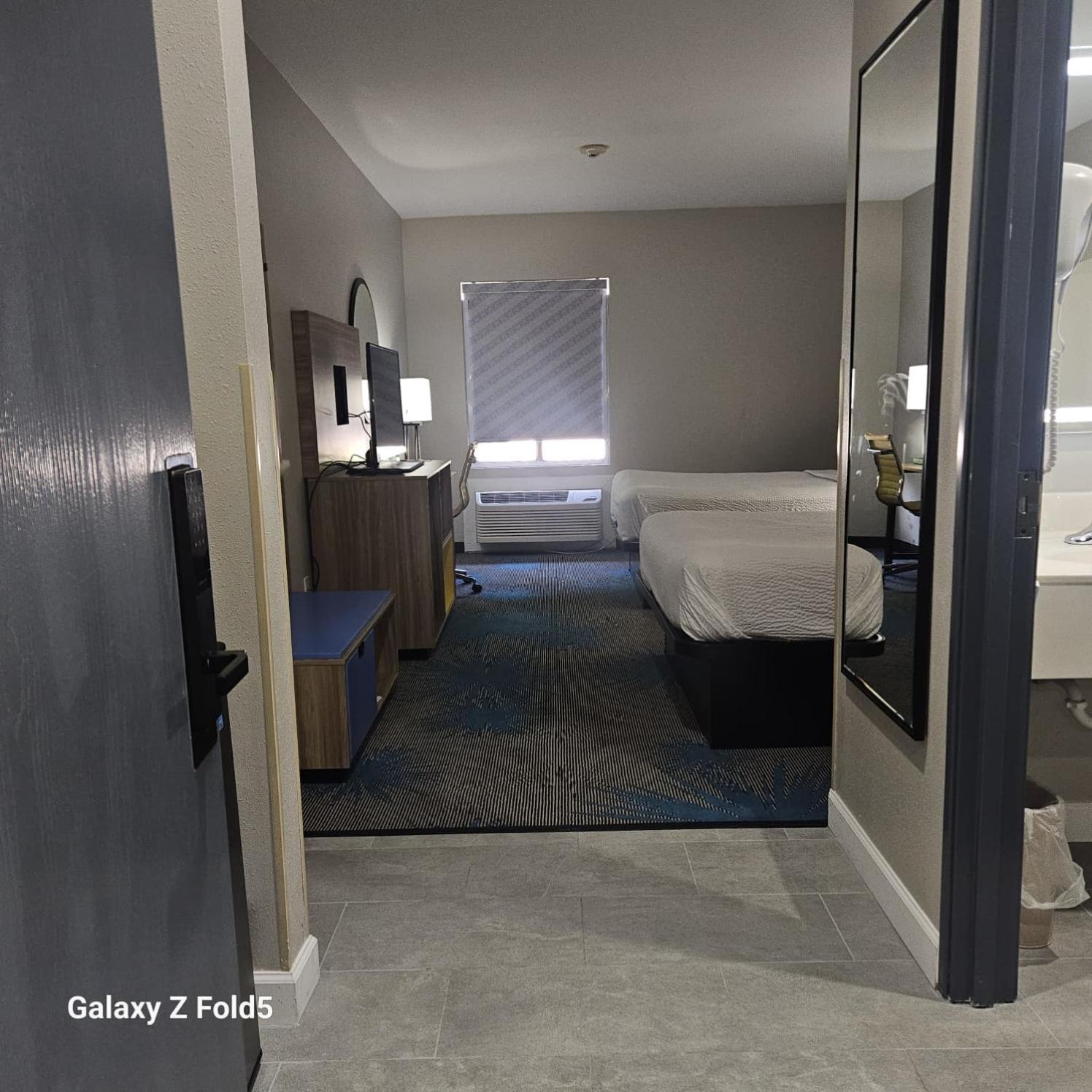 Queen Room with Two Queen Beds - Non-Smoking - Photo 4