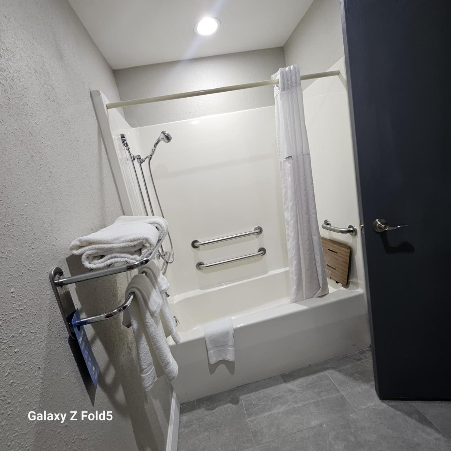 Queen Room with Two Queen Beds and Bath Tub - Mobility Accessible/Non-Smoking - Photo 4