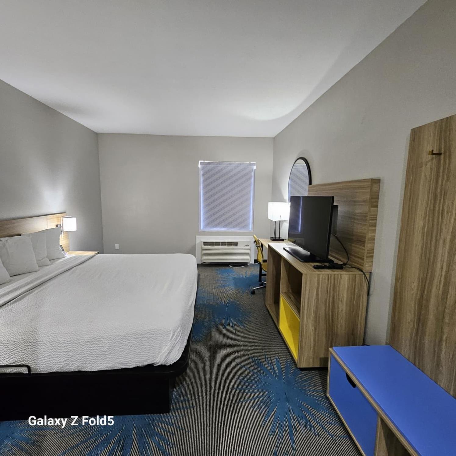 King Room - Non-Smoking - Photo 4