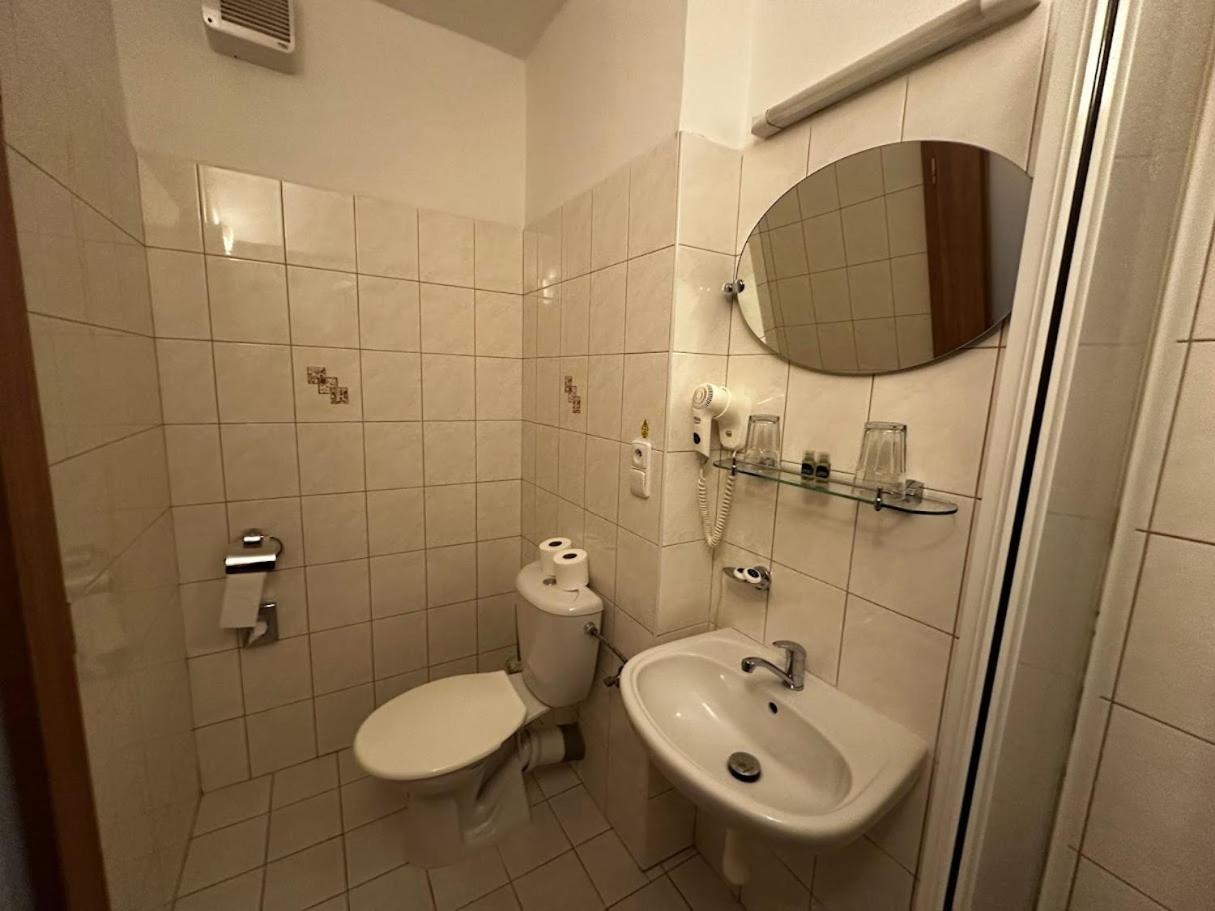 Twin Room with Extra Bed - Photo 1