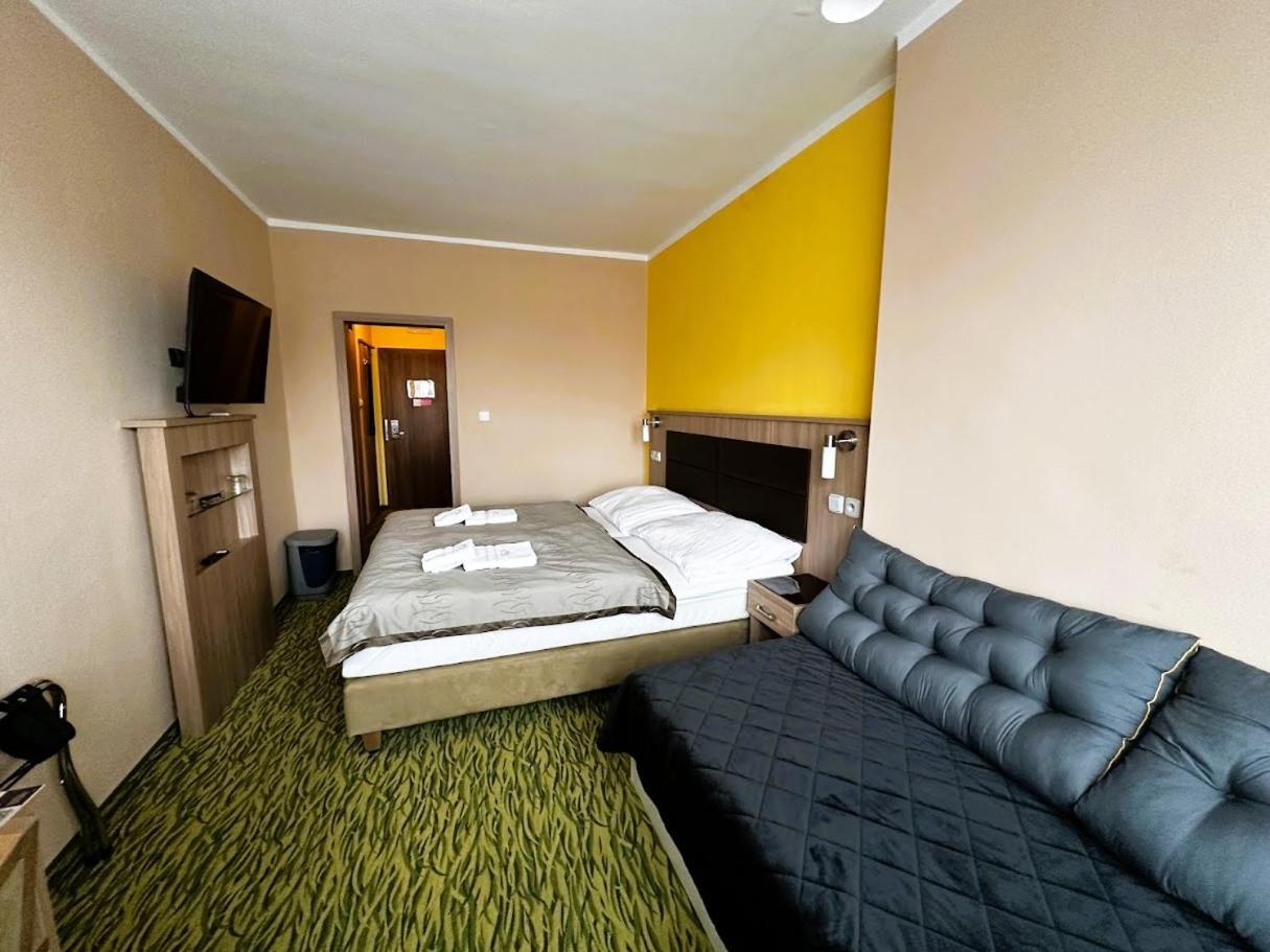 Twin Room with Extra Bed - Photo 3
