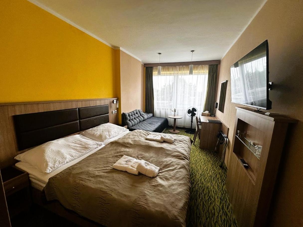 Twin Room with Extra Bed - Photo 2
