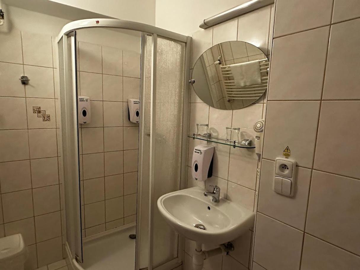 Twin Room with Extra Bed - Photo 4
