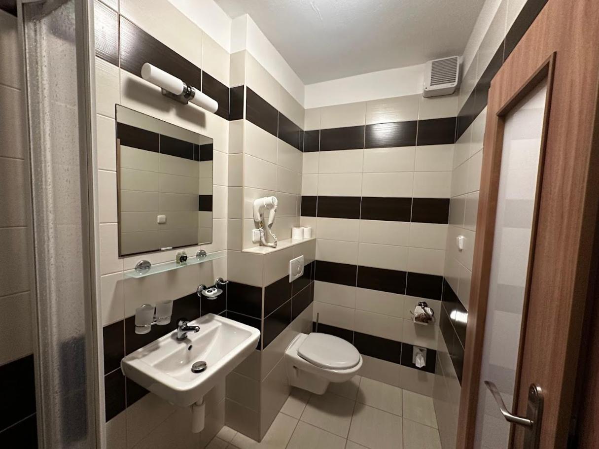Twin Room - Photo 2
